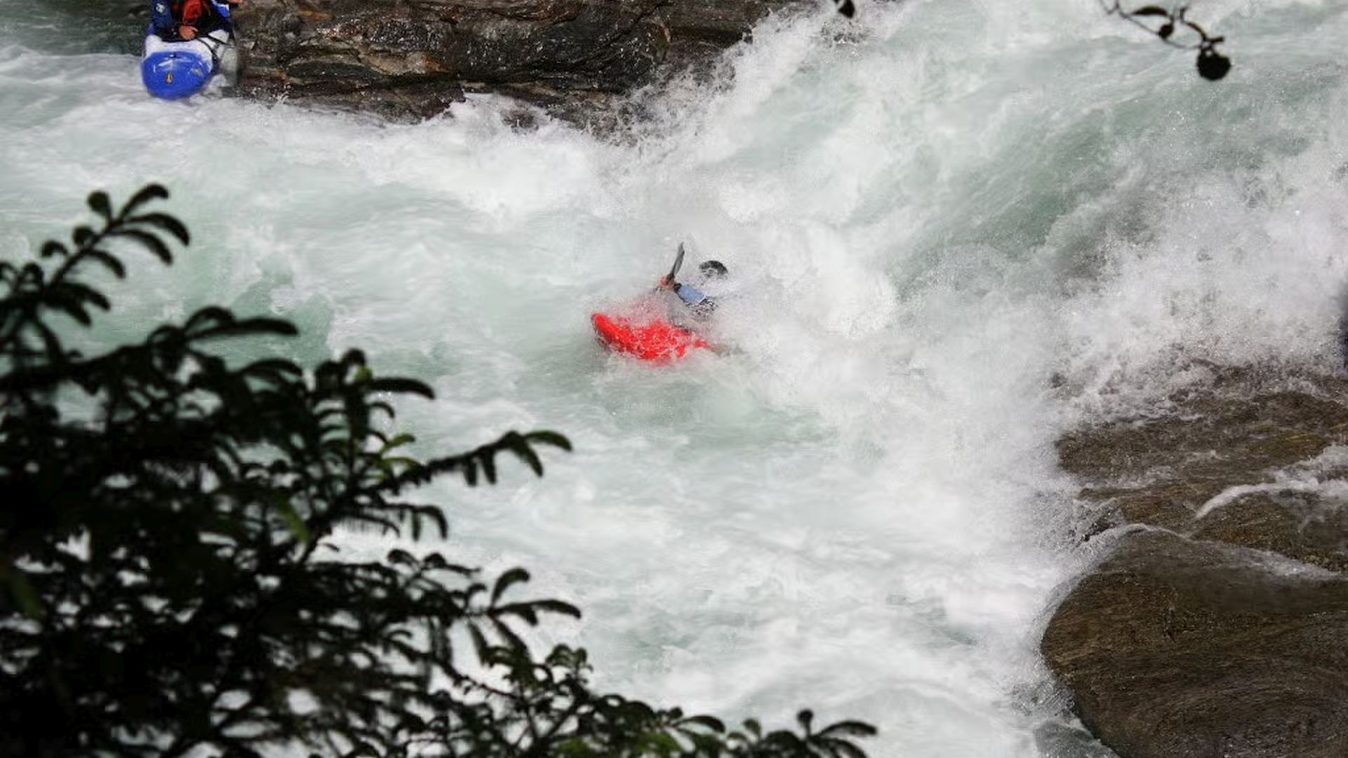 © Christoph S. 6.6.17 Kajak, Fluss Calancasca, Abschnitt Arvigo - Buseno (Standardstrecke) Walze gegen Schluss des Katarakts