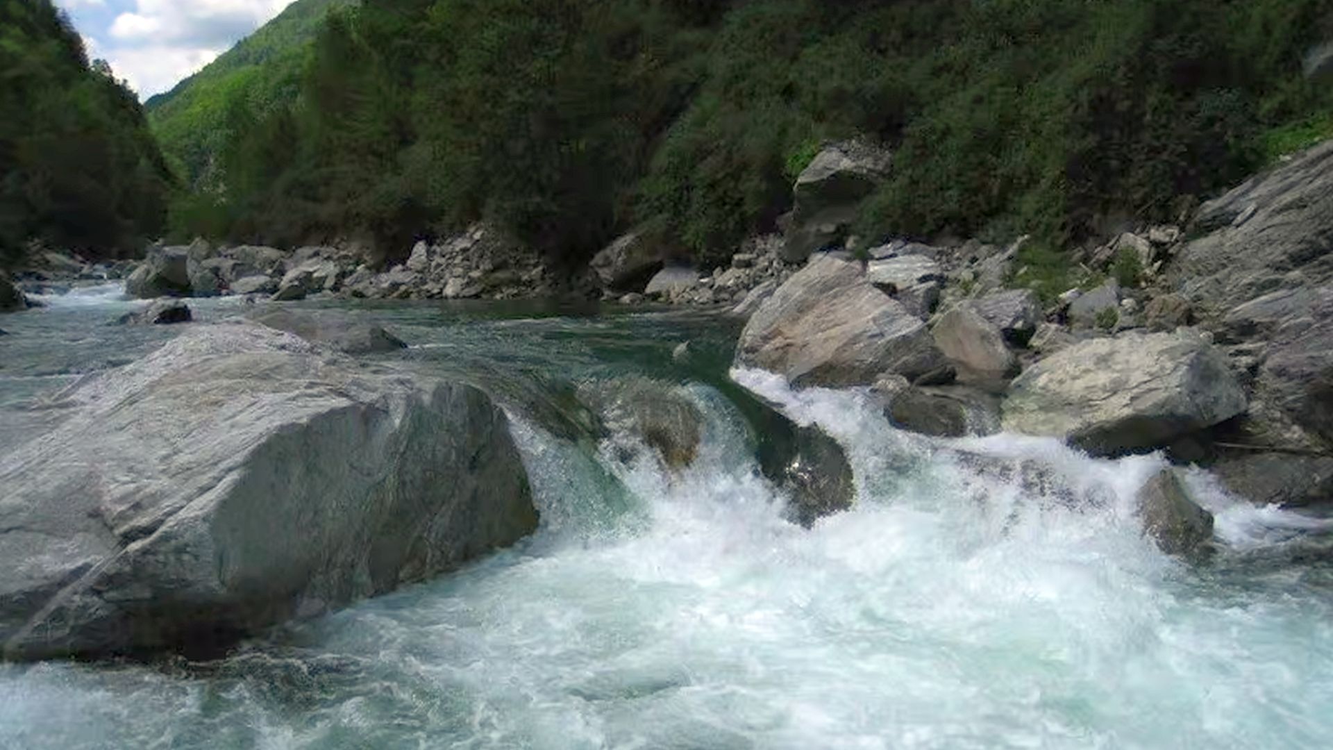 © Christoph S. 30.10.09 Kajak, Fluss Melezza, Abschnitt Palagnedra - Golino (Centovalli Schlucht) immer wieder hohe Stufen übers breite Flussbett