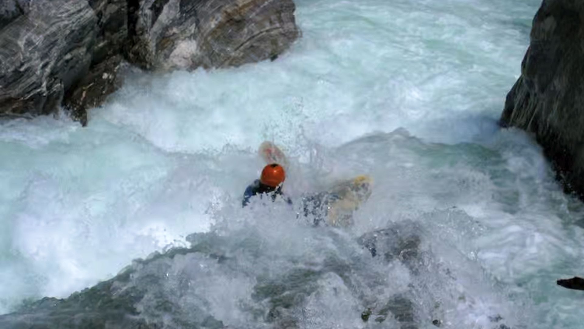 © Christoph S. 30.10.09 Kajak, Fluss Melezza, Abschnitt Palagnedra - Golino (Centovalli Schlucht) satte Walzen auf Grundgestein