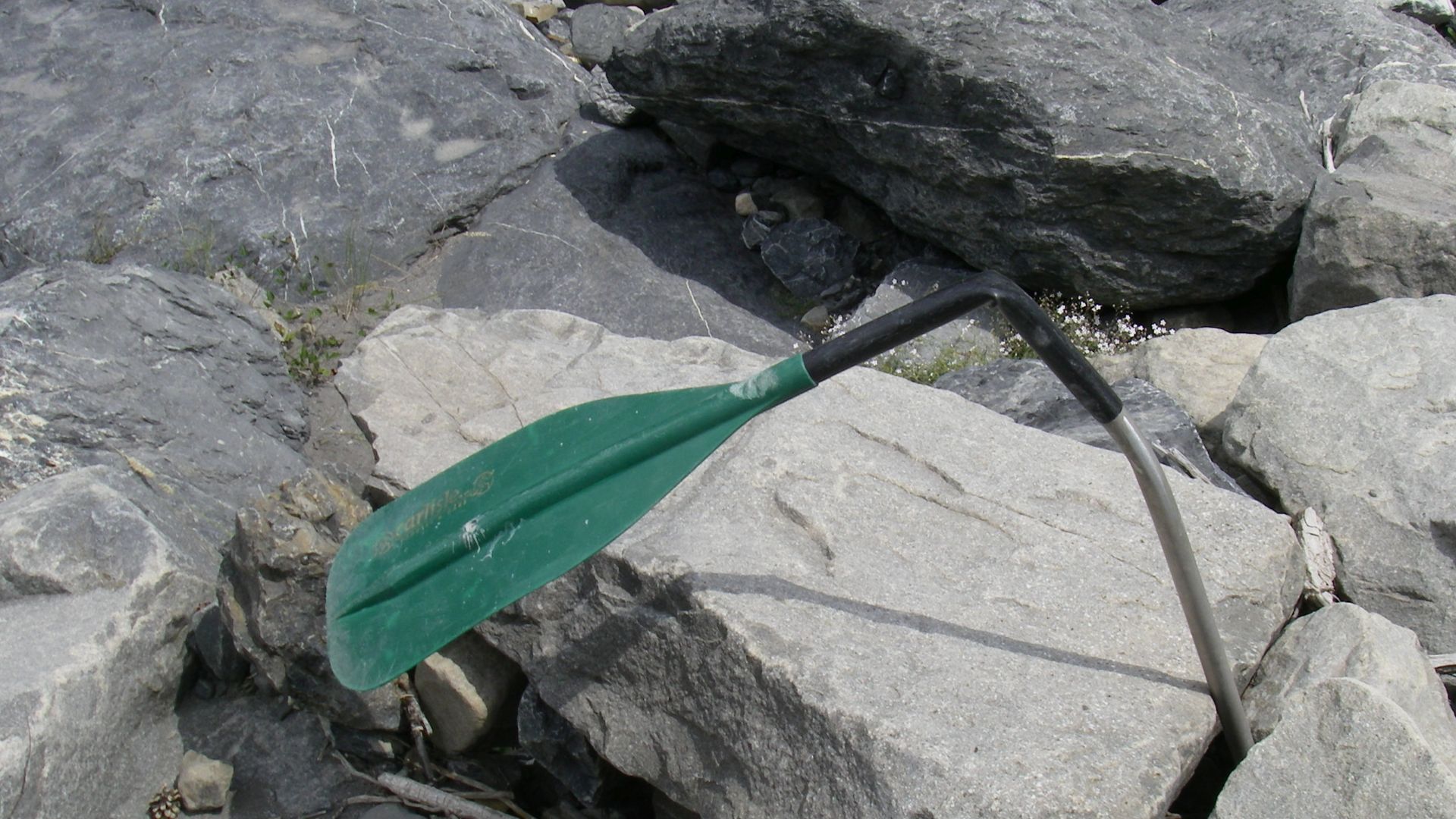 © Peter F. 8.7.07 Kajak, Fluss Ubaye, Abschnitt Le Lauzet - Stausee (Royalschlucht) Relikt missglückter Befahrung