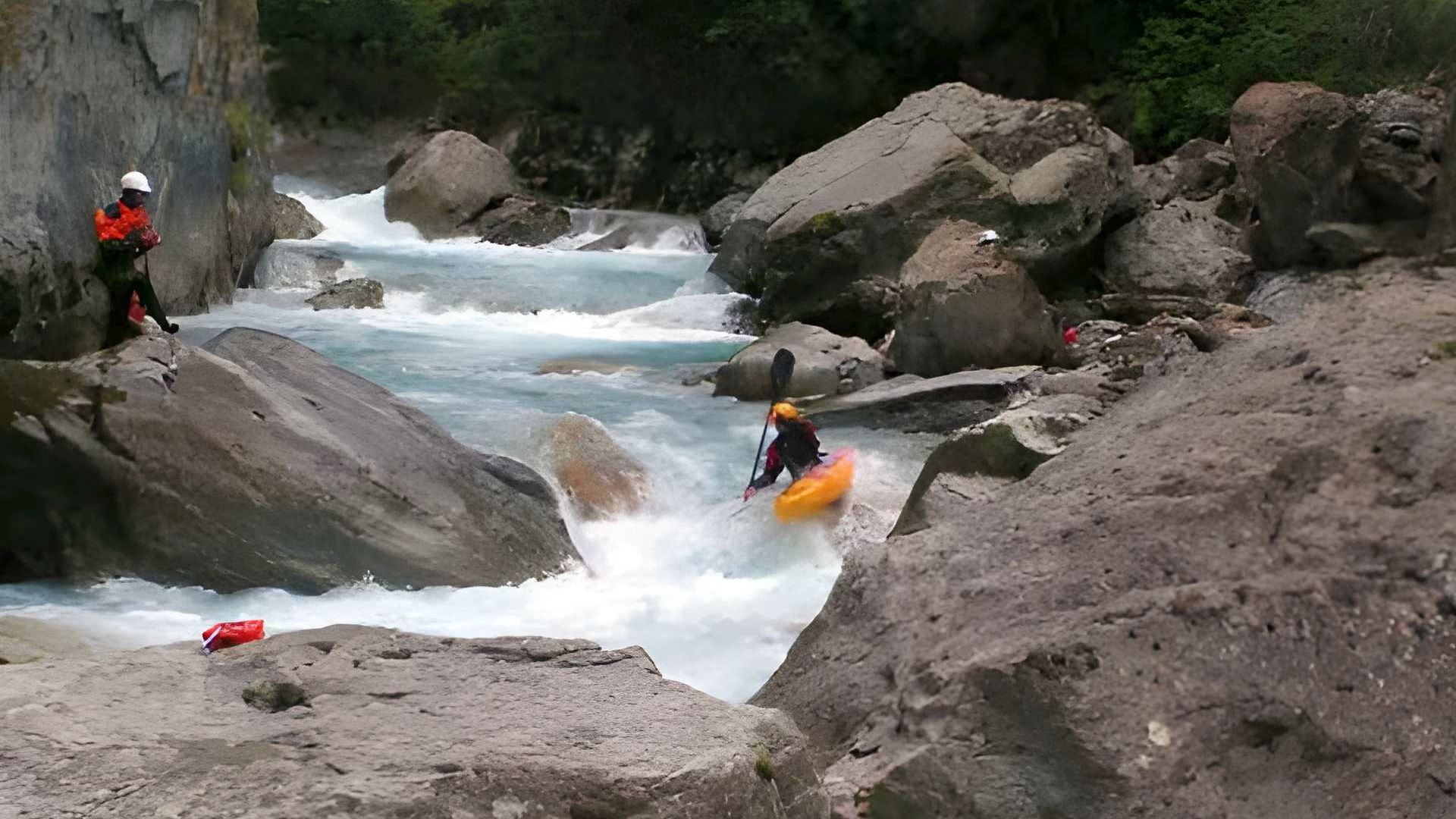 © Christoph S. 7.2.07 Kajak, Fluss Vénéon, Abschnitt Le Clot - St. Christophe verwinkelte Blockstufen