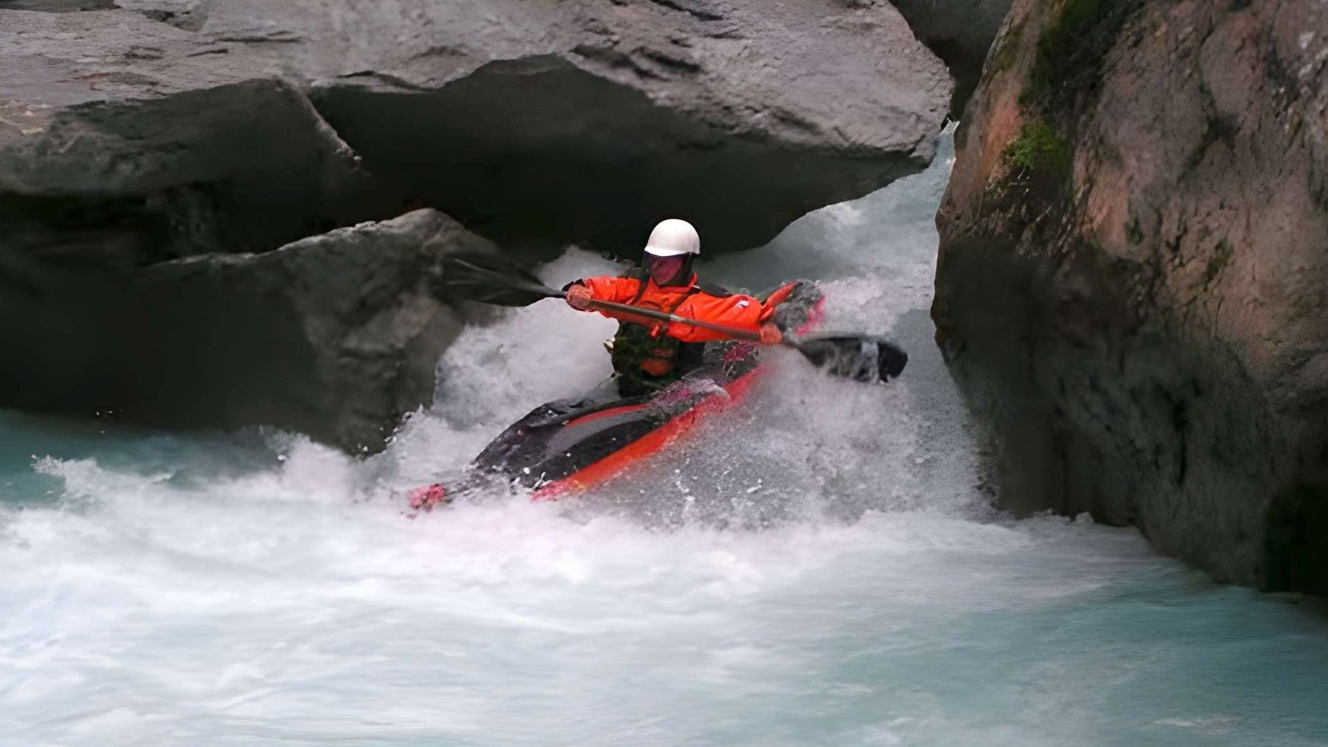 © Christoph S. 7.2.07 Kajak, Fluss Vénéon, Abschnitt Le Clot - St. Christophe ... folgt diese enge Durchfahrt