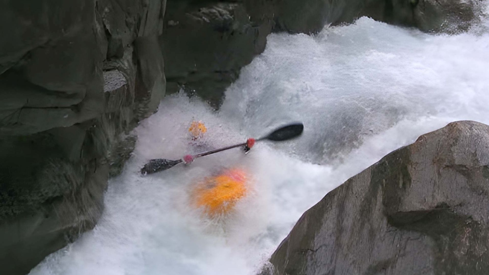 © Christoph S. 7.2.07 Kajak, Fluss Vénéon, Abschnitt Le Clot - St. Christophe eine der zahlreichen Engstellen