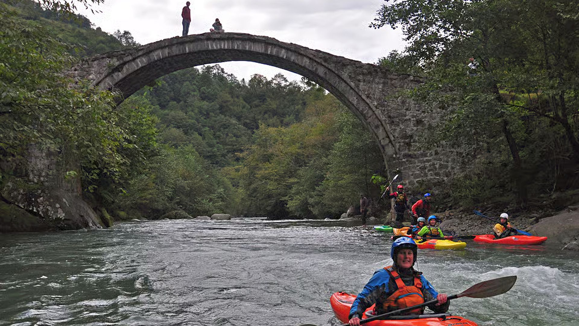 © Christoph S. 11.10.16 Kajak, Fluss Kintrishi, Abschnitt Hängebrücke - Chakhati (Mittellauf) die Tamara-Brücke markiert grob die Hälfte der Strecke