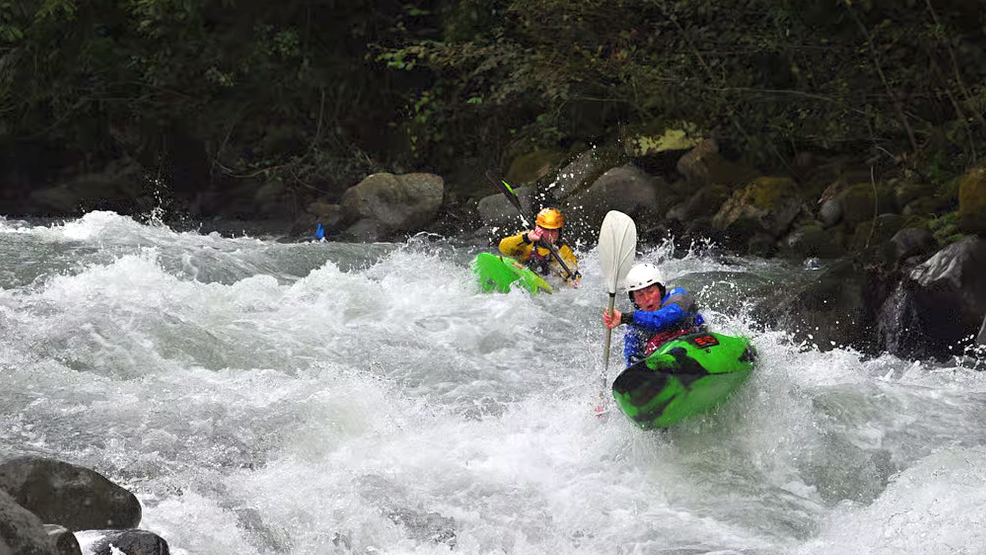 © Christoph S. 11.10.16 Kajak, Fluss Kintrishi, Abschnitt Hängebrücke - Chakhati (Mittellauf) wuchtige Schwälle
