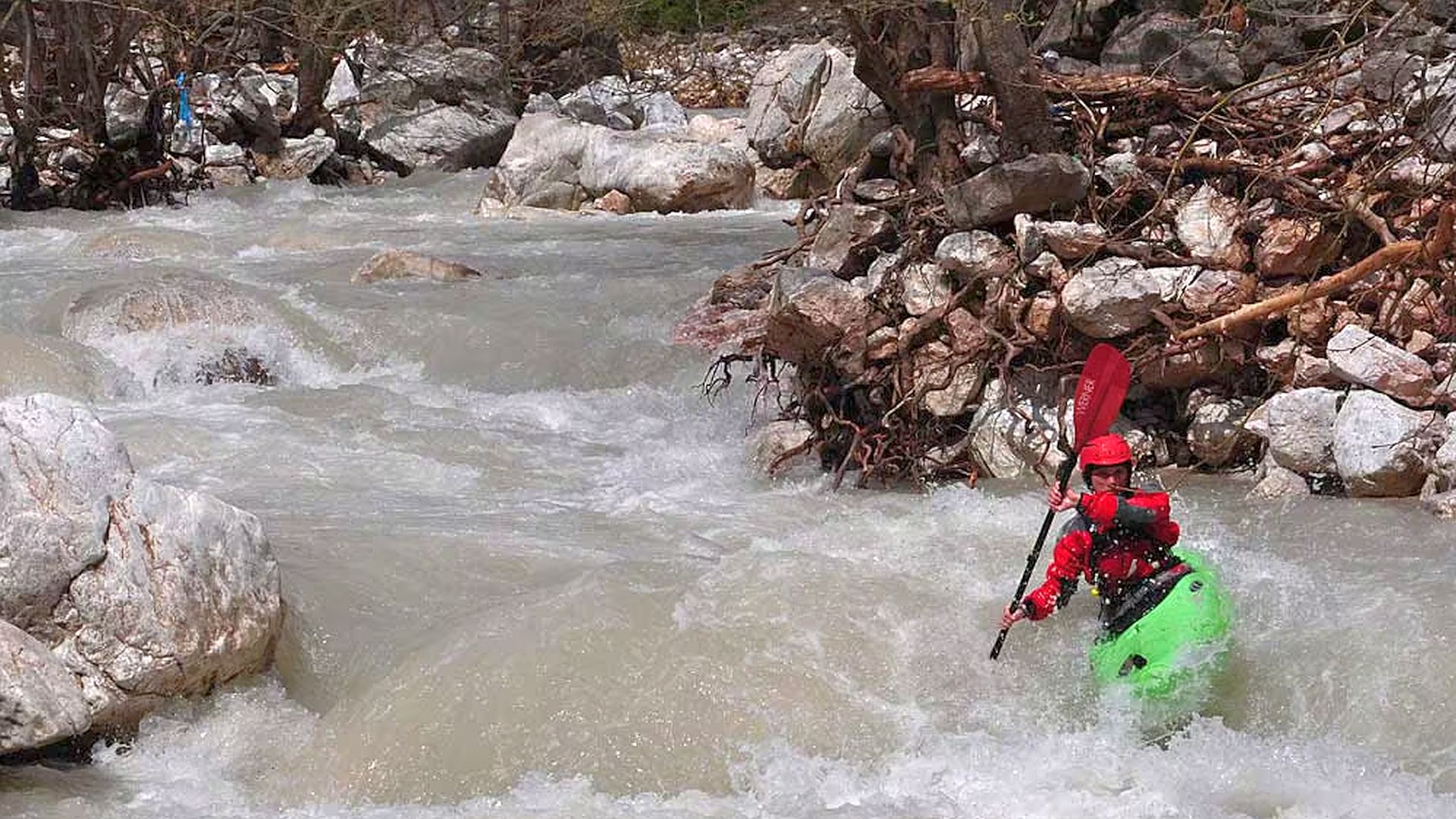© Christoph S. 16.4.13 Kajak, Fluss Fidakia, Abschnitt Unterlauf kleine Walze im Katarakt am Beginn