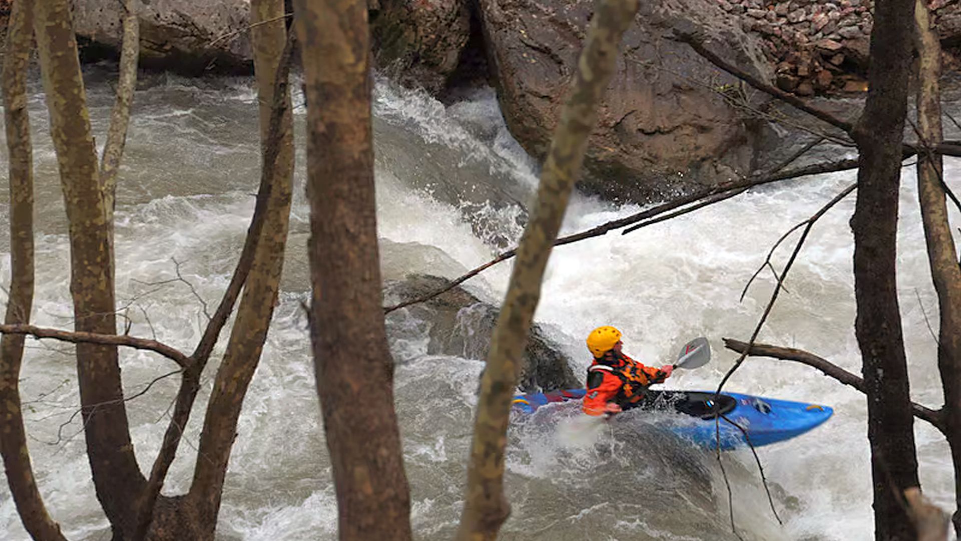 © Christoph S. 15.4.13 Kajak, Fluss Karpenisiotis, Abschnitt Gavros - Κaritsa (Mittellauf Liqordrom) Stufen mit gefräßigen Walzen
