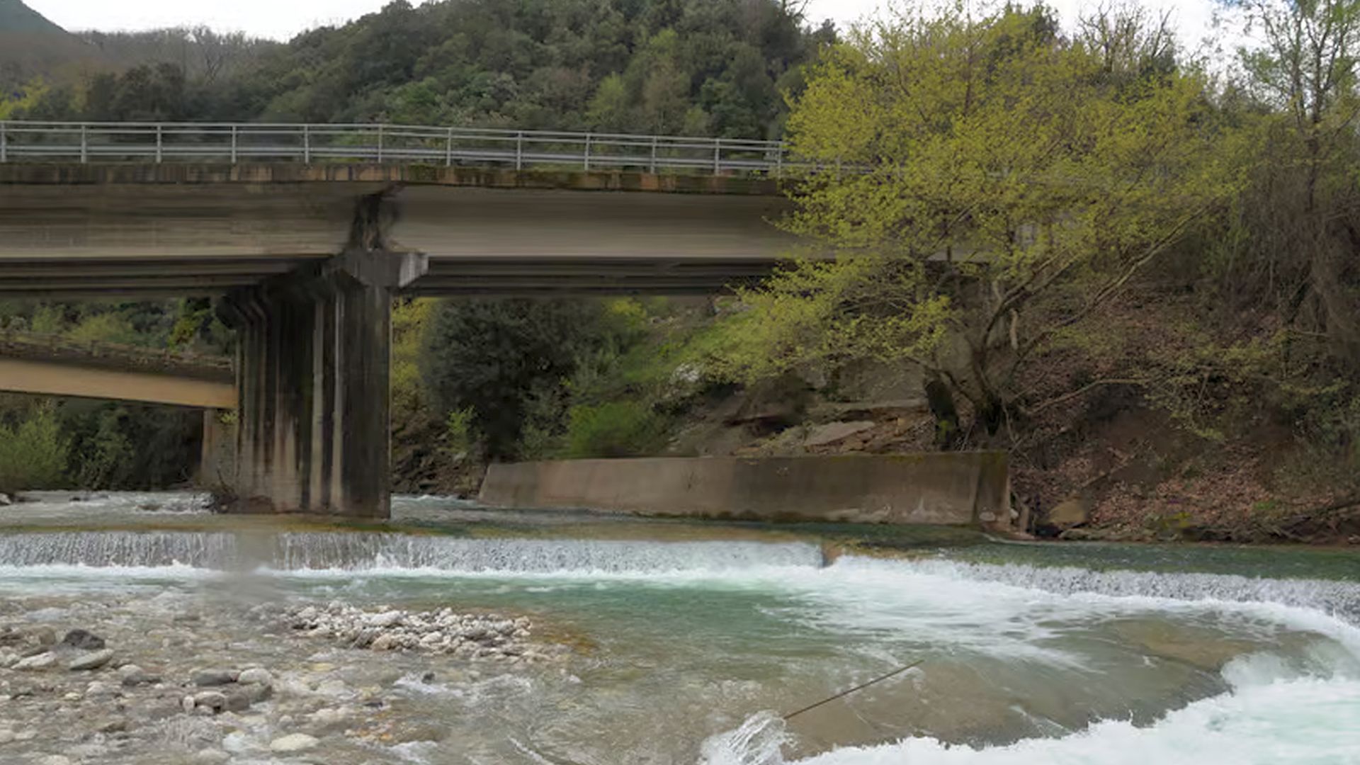 © Christoph S. 28.4.13 Kajak, Fluss Kotsalos, Abschnitt Brücke Simos/Platanos - Poros (Unterlauf) die Pegel Betonschwelle am Einstieg