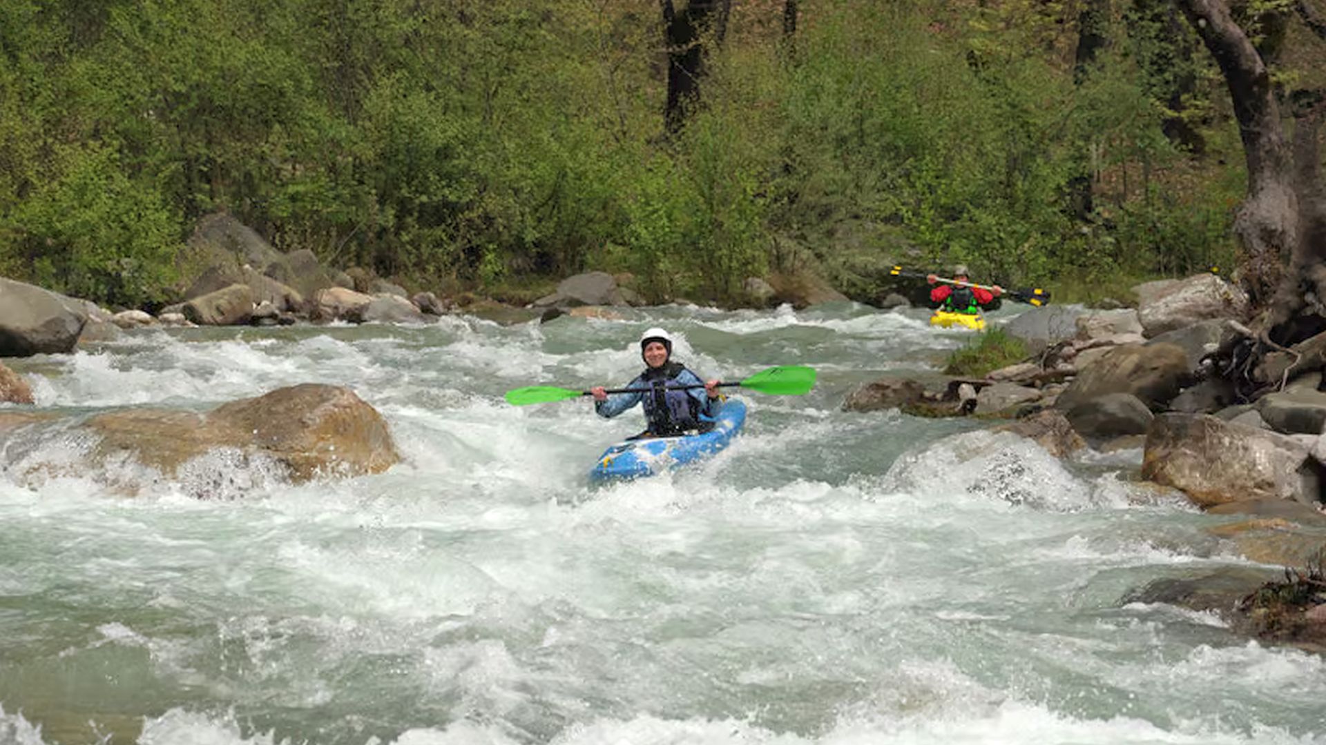 © Christoph S. 28.4.13 Kajak, Fluss Kotsalos, Abschnitt Brücke Simos/Platanos - Poros (Unterlauf) spritzige Schwälle im lichten Platanenwald