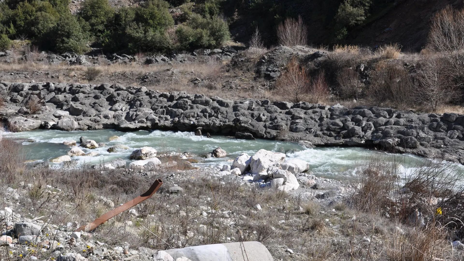 Kajak, Fluss Metsovitikos, Abschnitt Megalo Peristeri - Baltouma (Unterlauf) Einstieg am Ende des Brückenkatarakts 