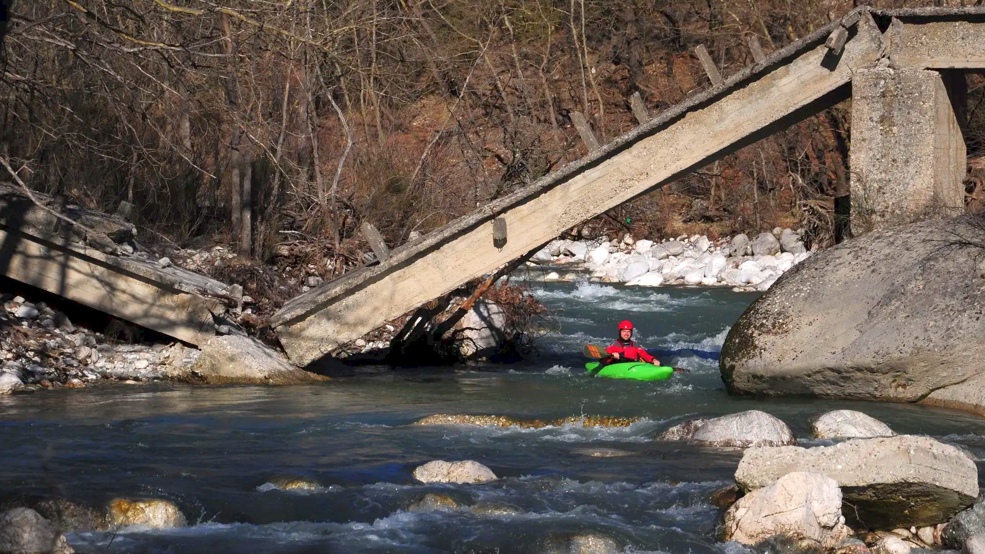 Kajak, Fluss Metsovitikos, Abschnitt Megalo Peristeri - Baltouma (Unterlauf) bei der eingestürzten Betonbrücke 