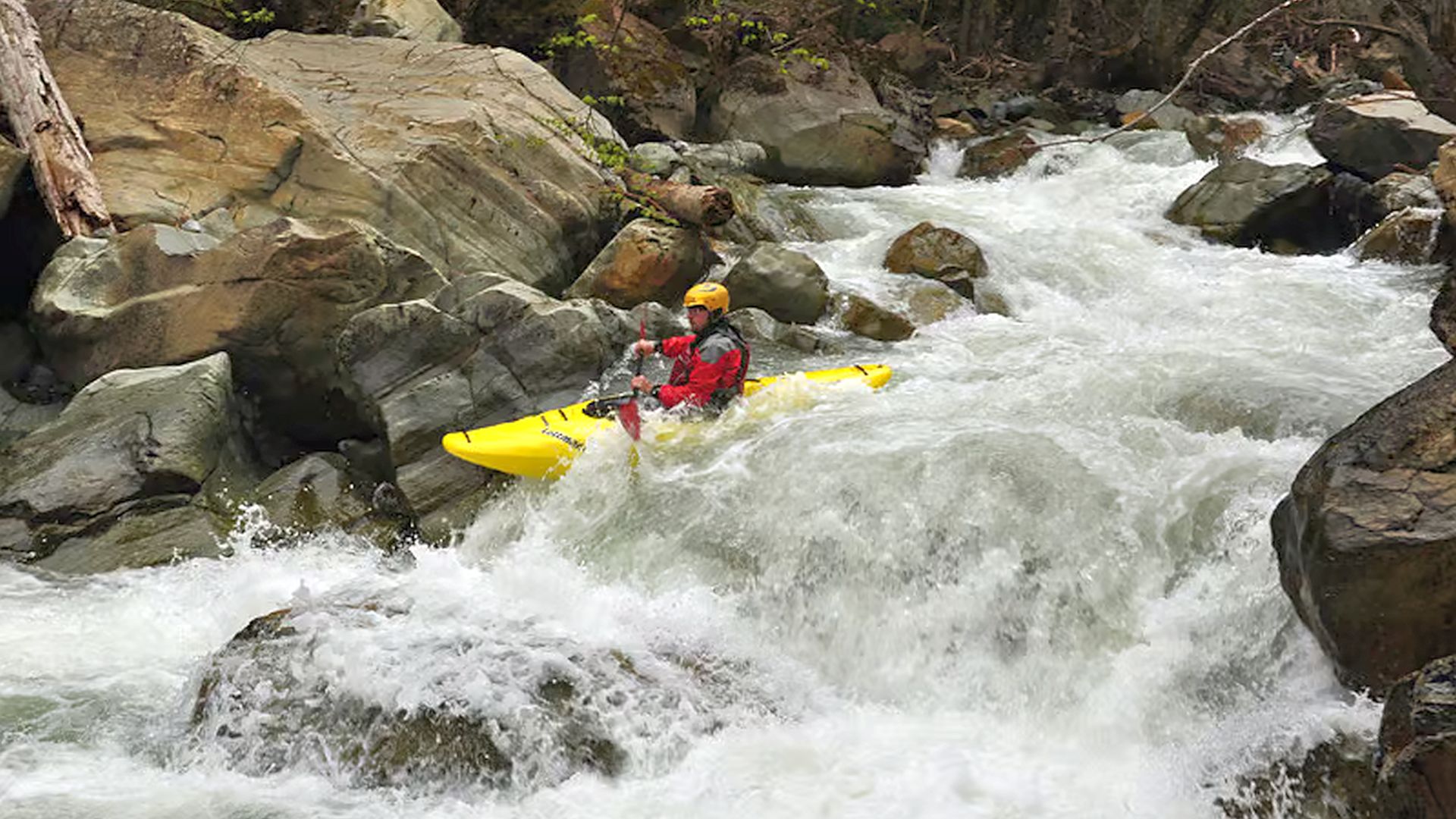 Kajak, Fluss Perivoliotiko, Abschnitt Ag. Nikolaos - Grüne Klamm (Waldschlucht) erhebliches Gefälle 