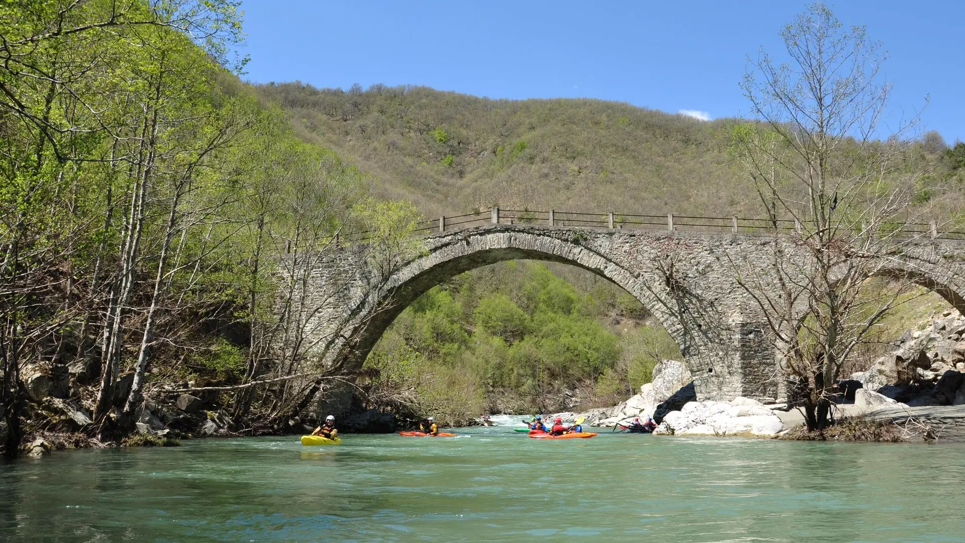 © Christoph S. 14.6.16 Kajak, Fluss Venetikos, Abschnitt Trikomo - Despotis noch eine schöne Brücke