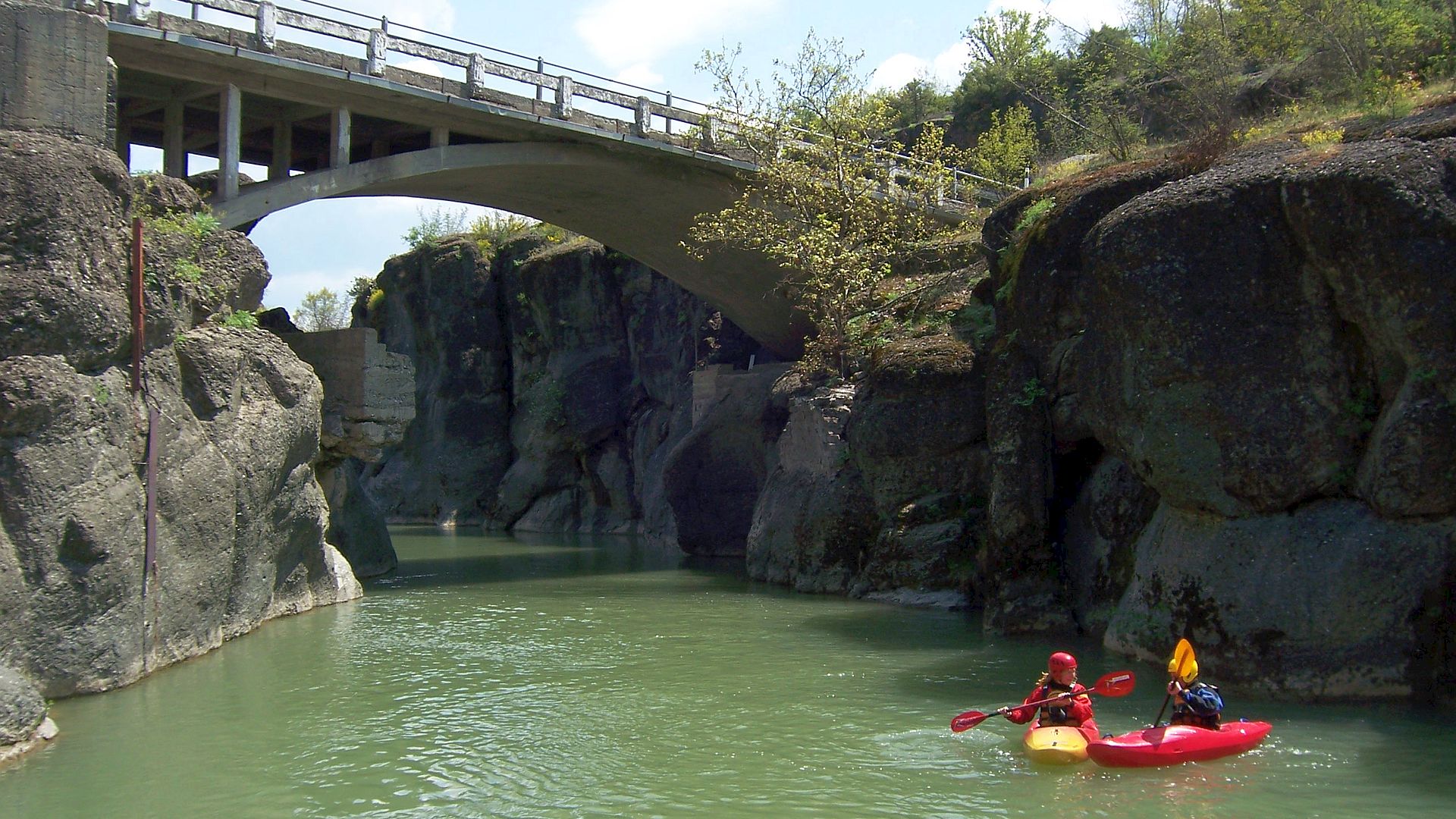 🛶 Sarah Z., Christian B. (© Franz L. 28.4.07) Kajak, Fluss Venetikos, Abschnitt Brücke - Mündung (Schwarze Endschlucht) Brücke vor dem Ausstieg 🛶 Sarah Z., Christian B.