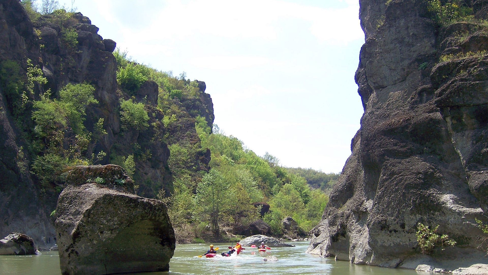 © Franz L. 28.4.07 Kajak, Fluss Venetikos, Abschnitt Brücke - Mündung (Schwarze Endschlucht) Meteora ähnliche Felsen