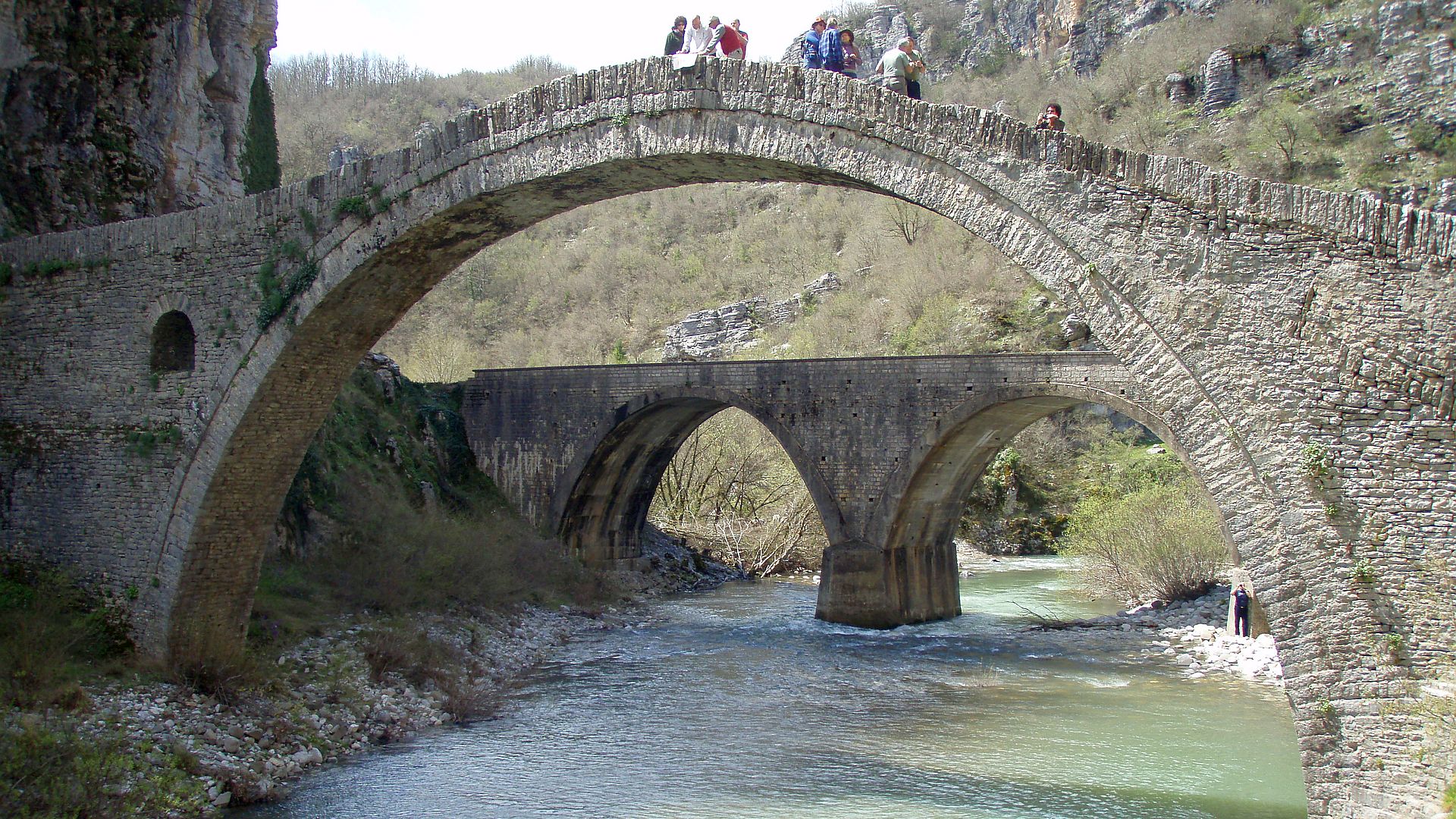 © Fabian K. 15.4.09 Kajak, Fluss Vikos, Abschnitt Kipi - Kokkorou Brücke (Kipi Schlucht) vielbesuchte Kokkorou Brücke kurz vor dem Ausstieg