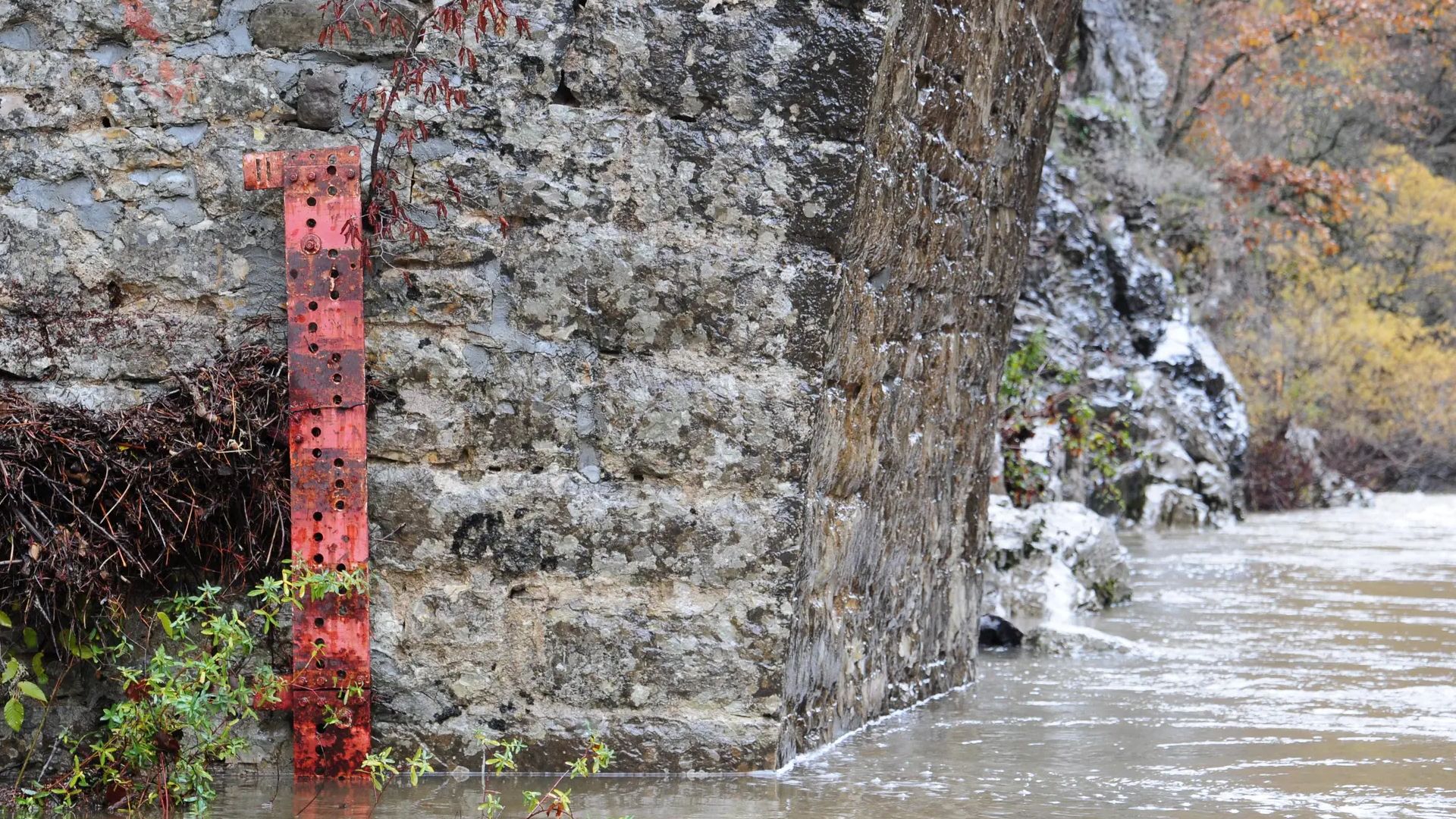© Peter F. 3.11.17 Kajak, Fluss Vikos, Abschnitt Kipi - Kokkorou Brücke (Kipi Schlucht) Pegel an der Straßenbrücke beim Ausstieg