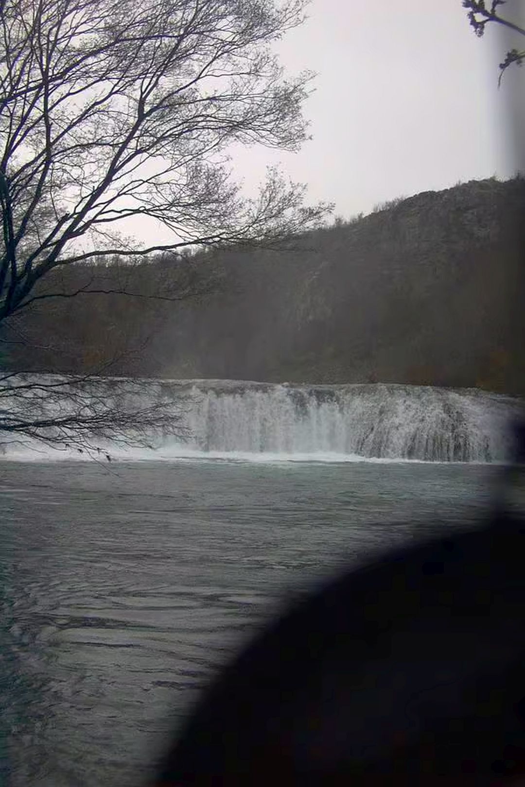 © Christoph S. 23.5.04 Kajak, Fluss Krupa, Abschnitt Manastir Krupa - Berberi a. d. Zrmanja 4m Stufe oberhalb des Krupa-Klosters