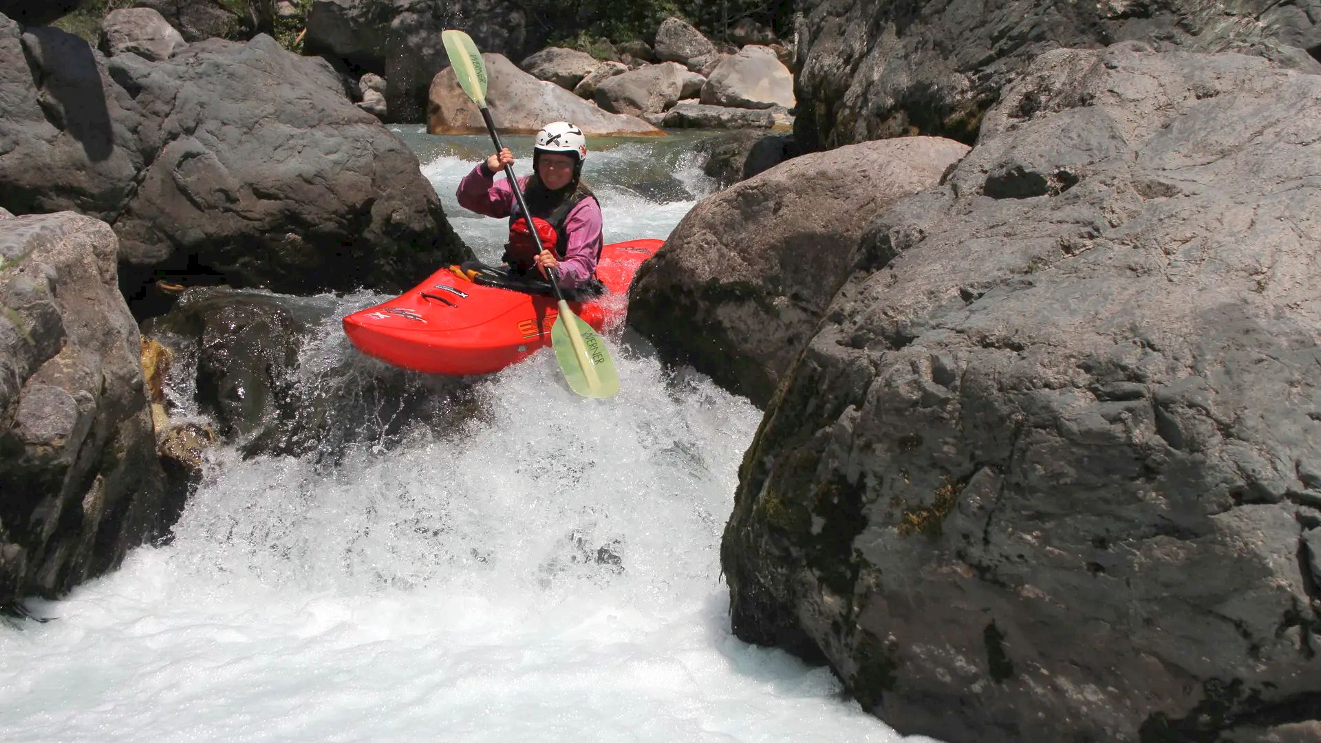 © Peter F. 26.6.18 Kajak, Fluss Morača, Abschnitt Obere Schluchten kleine verwinkelte Stufen bei NW ca. 5m³/s
