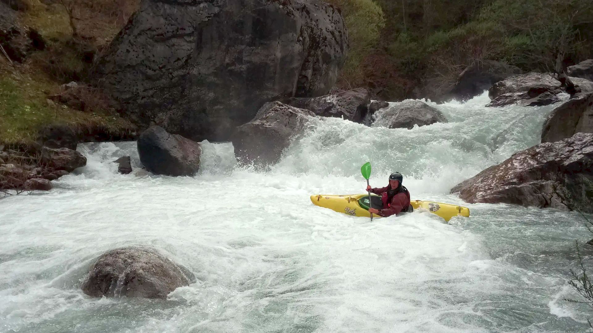 © Christoph S. 26.6.18 Kajak, Fluss Morača, Abschnitt Obere Schluchten schwere Stelle im ersten Drittel der Schlucht 10-12m³/s