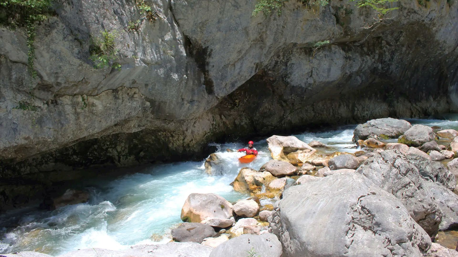 © Christoph S. 26.6.18 Kajak, Fluss Morača, Abschnitt Obere Schluchten im klammigen letzten Drittel