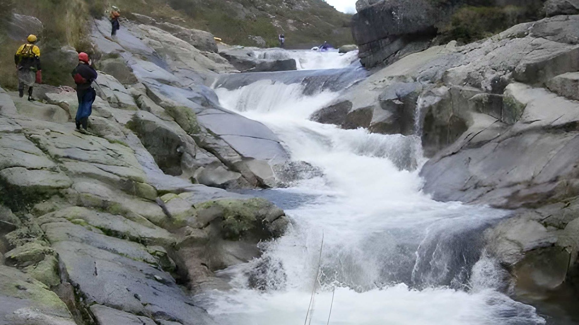 © Christoph S. 17.1.09 Kajak, Fluss Castro Laboreiro, Abschnitt Ameijoeira - Ribeiro de Baixo (Mittellauf) diese Rutschen-Kombi ist der Auftakt zur Schlucht
