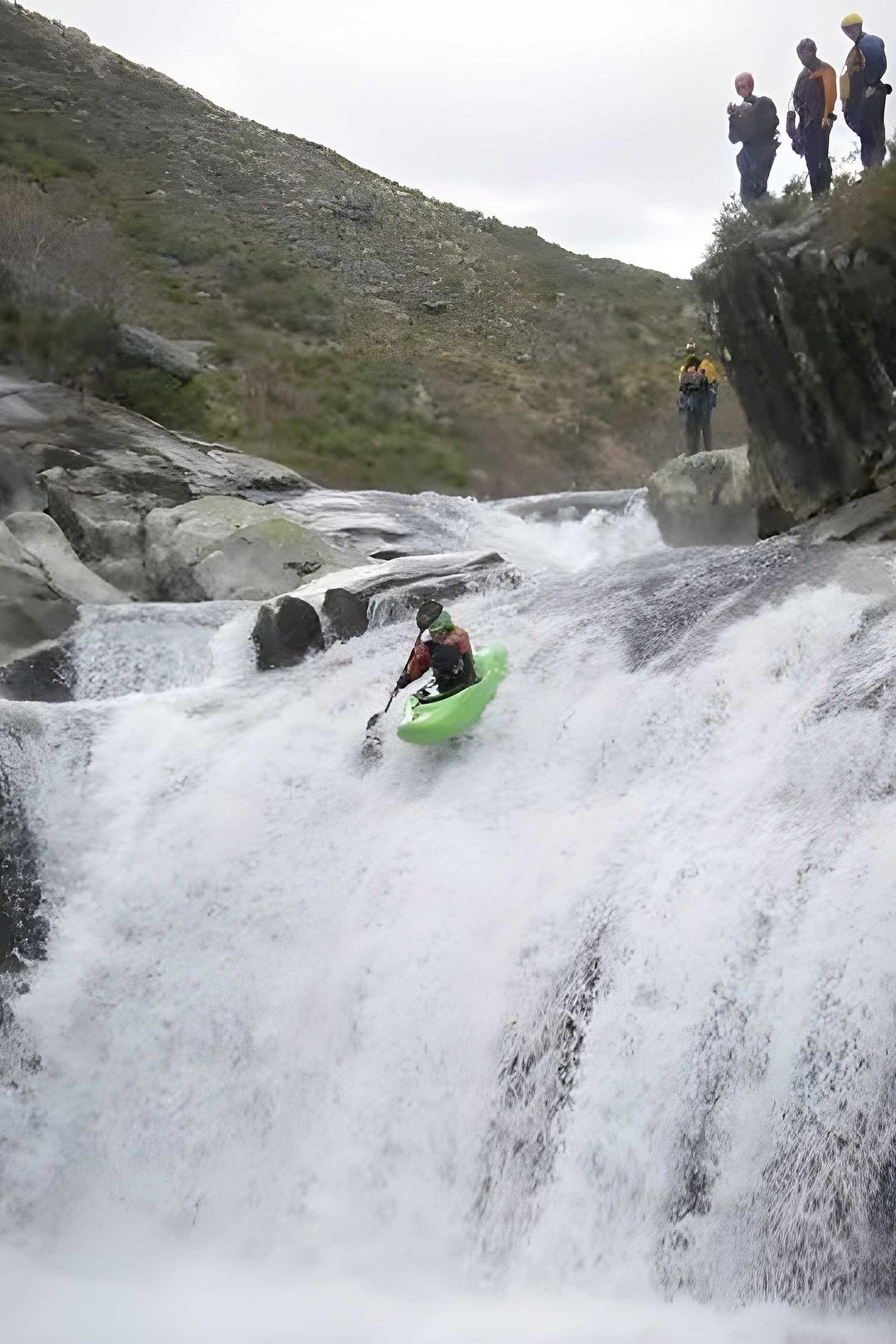 © Christoph S. 17.1.09 Kajak, Fluss Castro Laboreiro, Abschnitt Ameijoeira - Ribeiro de Baixo (Mittellauf) dieser Boof führte zu 5 Tagen Paddelpause