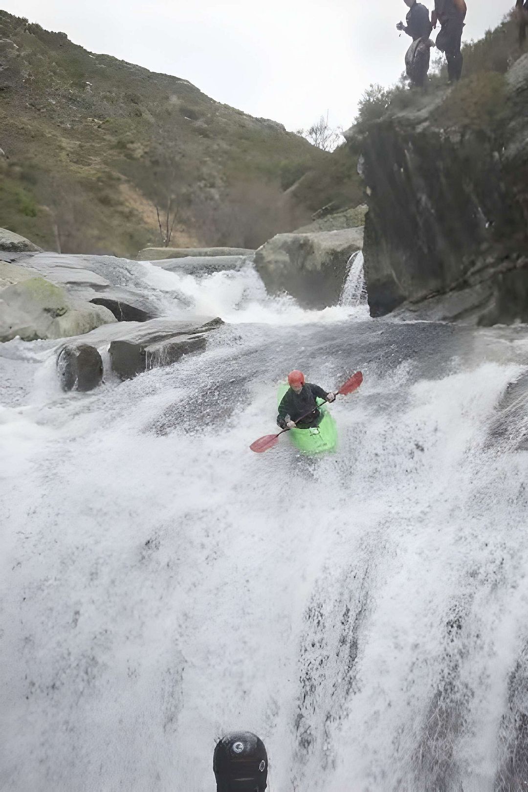 © Christoph S. 17.1.09 Kajak, Fluss Castro Laboreiro, Abschnitt Ameijoeira - Ribeiro de Baixo (Mittellauf) ob am Backbreaker schräg wohl besser ist?