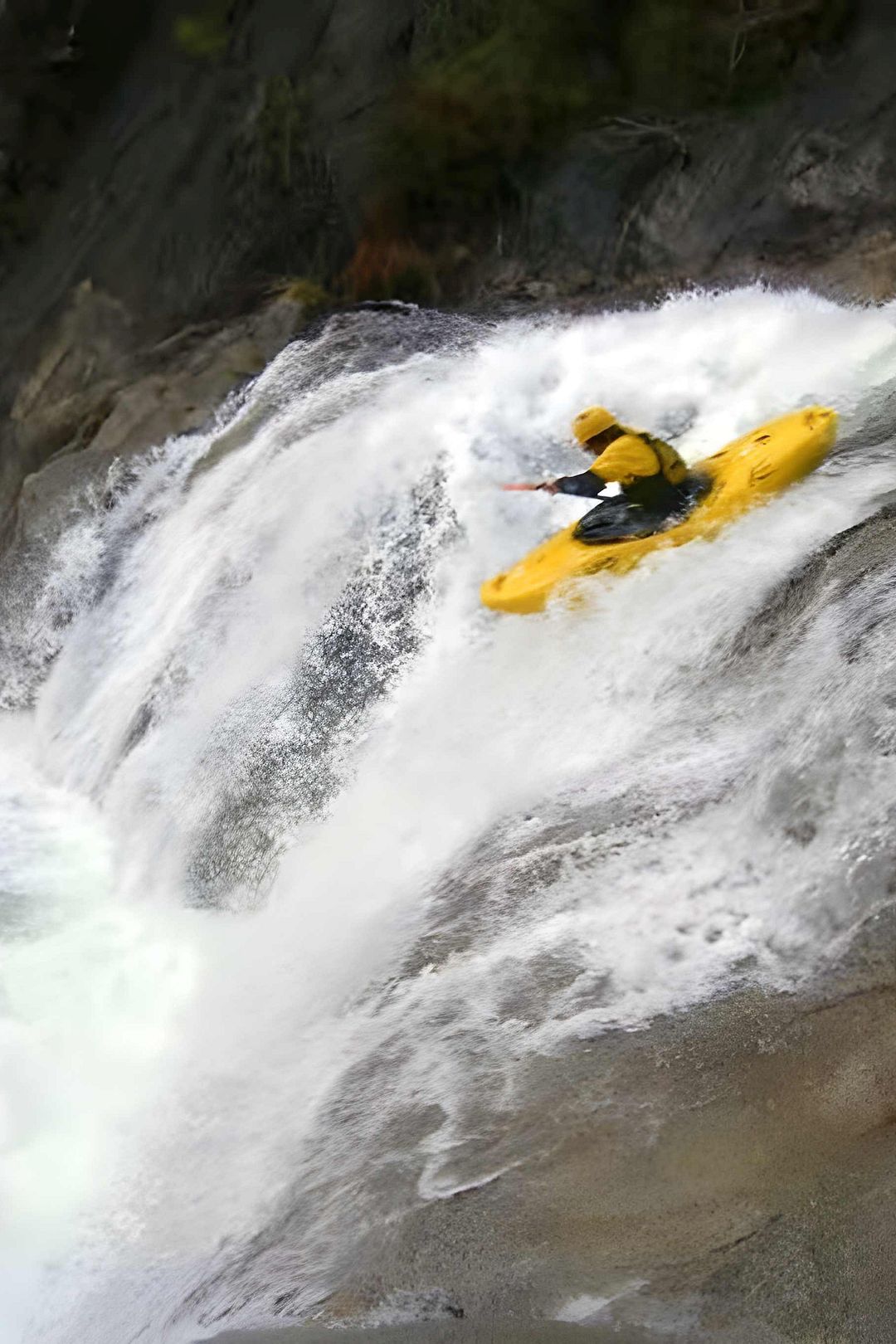 © Christoph S. 17.1.09 Kajak, Fluss Castro Laboreiro, Abschnitt Ribeira de Baixo - Rio Peneda (Unterlauf) der zweite Fall lässt sich easy mittig melten
