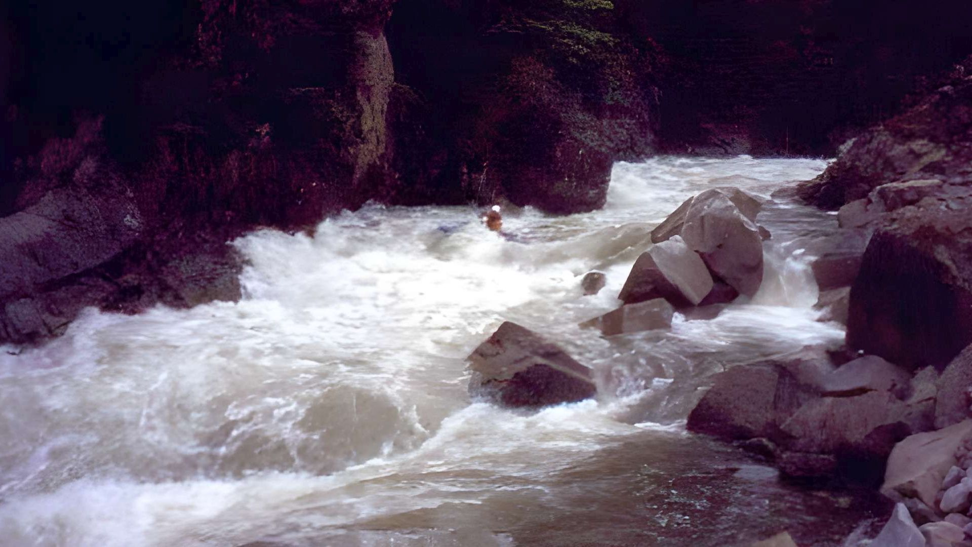 Kajak, Fluss Aksu, Abschnitt Pinarlar - Dereli (Mittellauf) einer der langen Katarakte im oberen Teil 