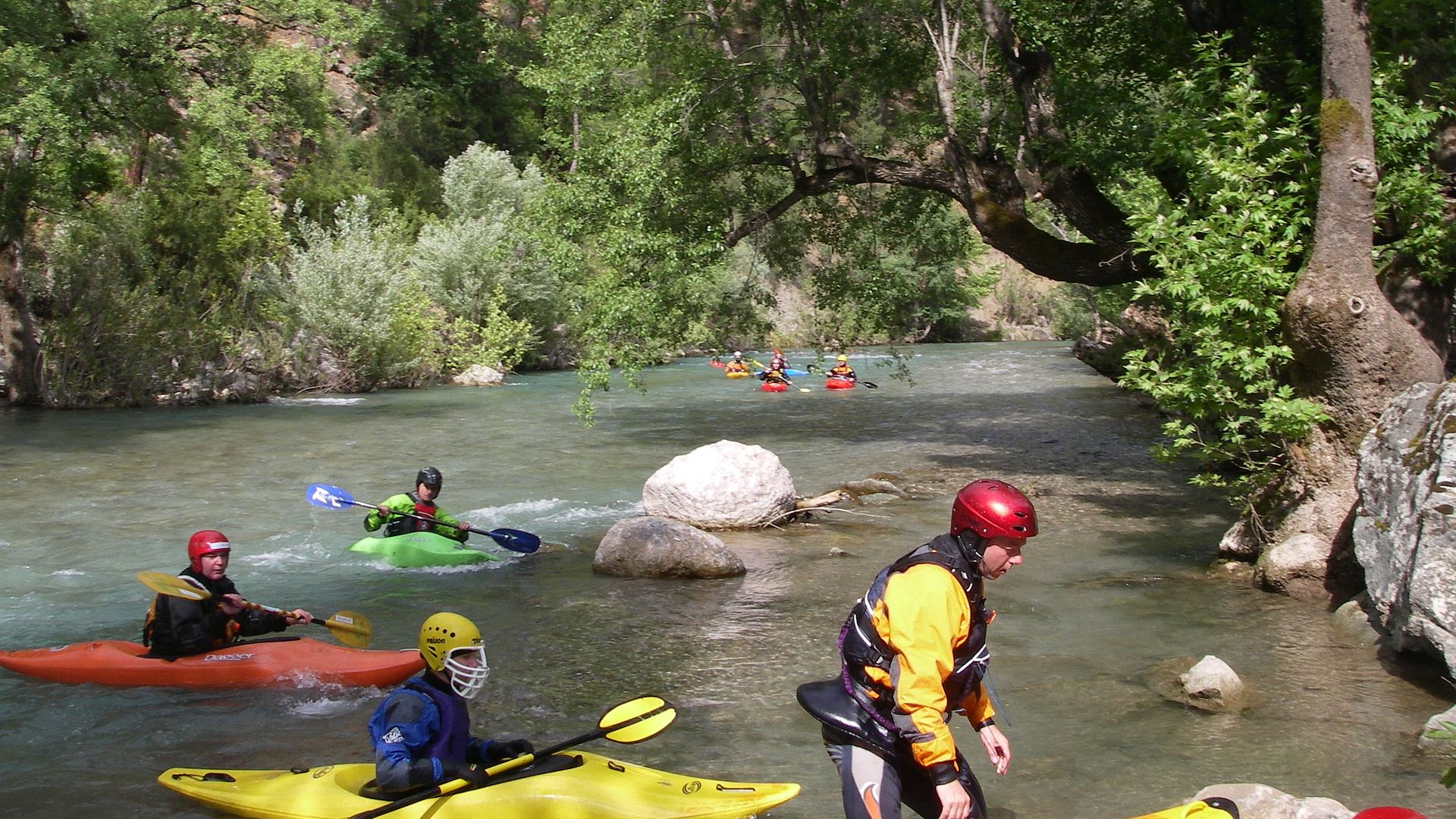 © Michael R. 30.4.08 Kajak, Fluss Alara, Abschnitt Wasserfall - Ortaköy (Quelltopfstrecke) Pause unter Platanen