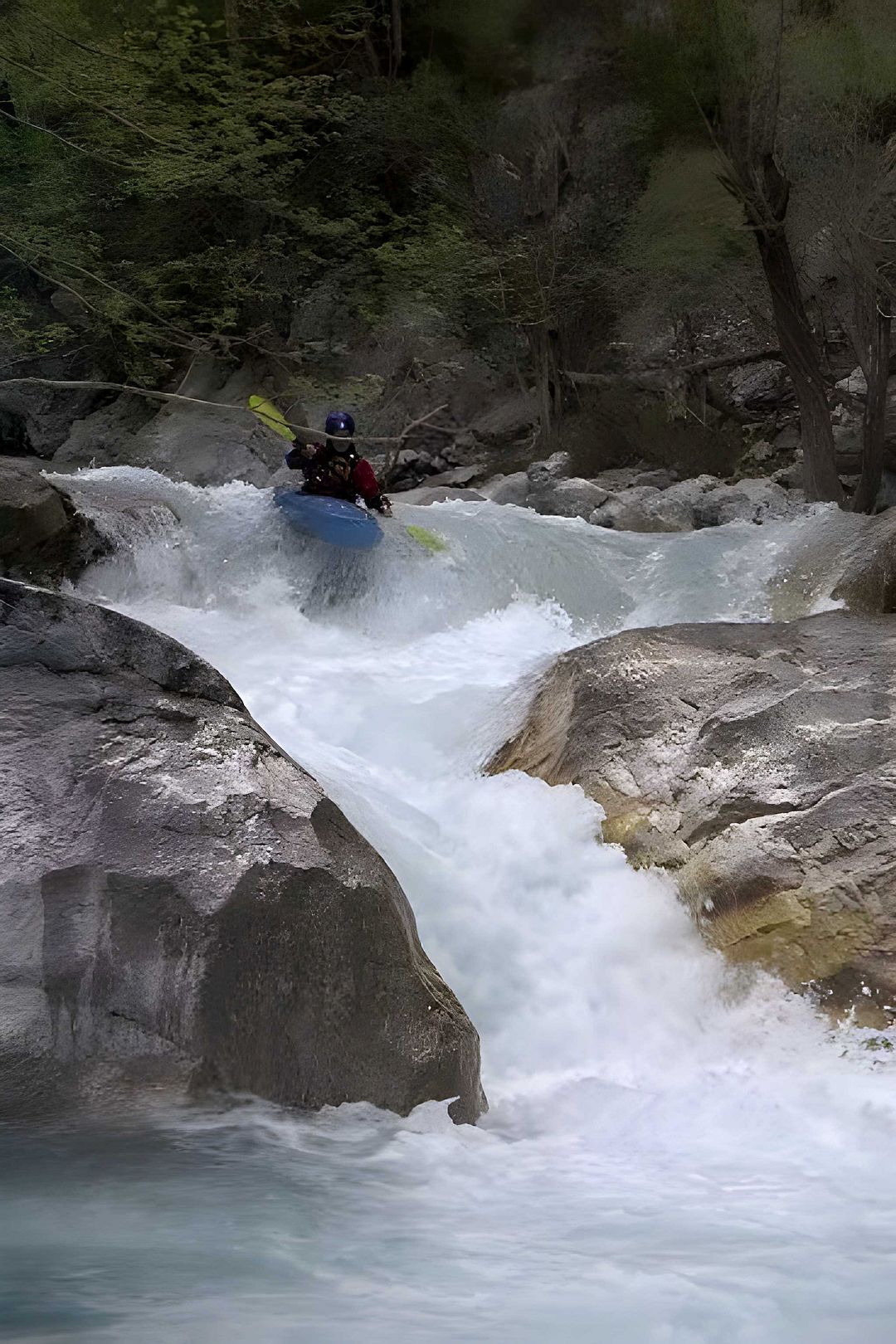 Kajak, Fluss Dim, Abschnitt Alacami - Niagara Picknick (Oberster Dim) schöne Doppelstufe, die Straße hat den Fluss verlassen 
