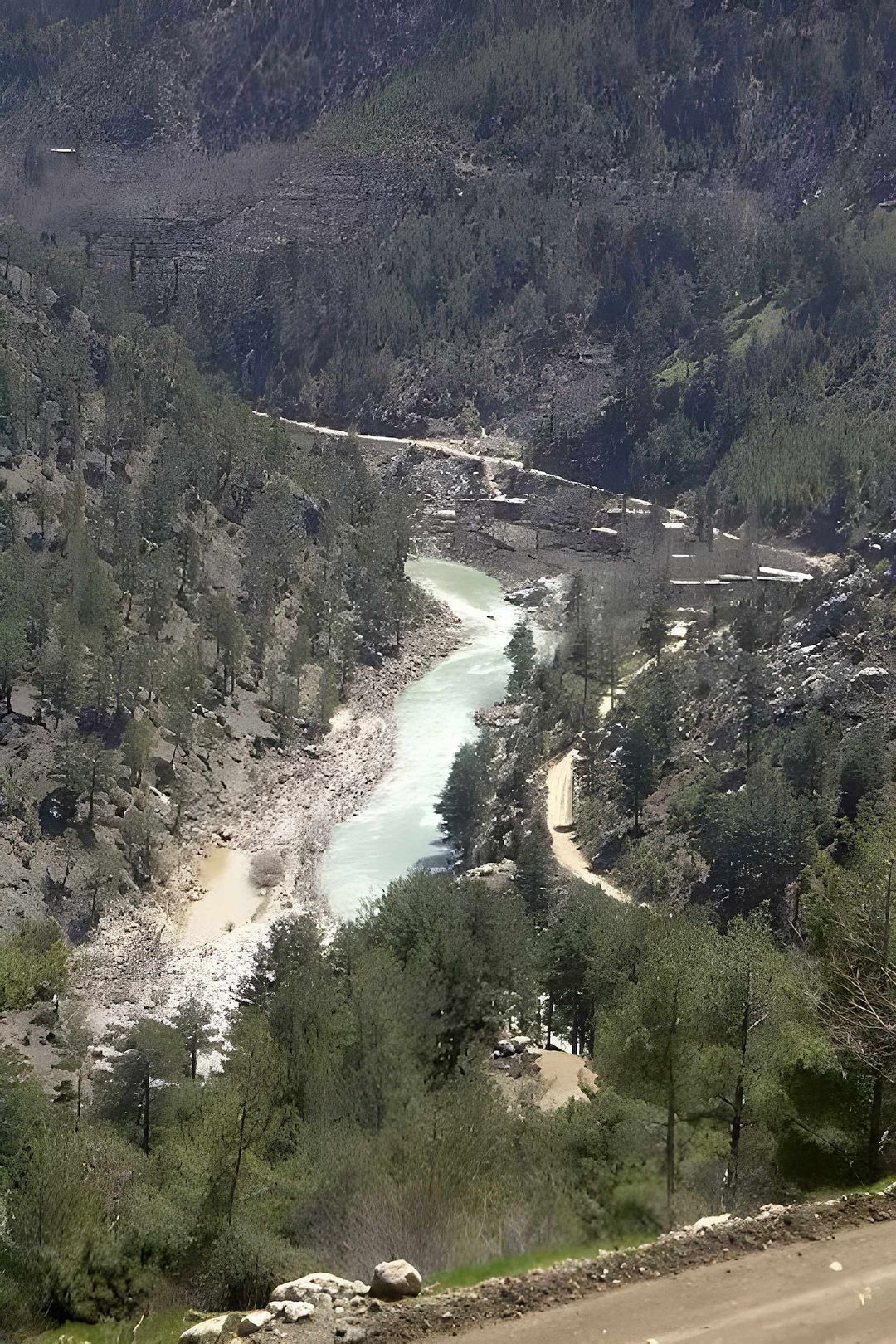 © Christoph S. 22.5.04 Kajak, Fluss Ermenek, Abschnitt Dumlugöze - Daran der Ermenek bei der Streusiedlung Dumlugöze