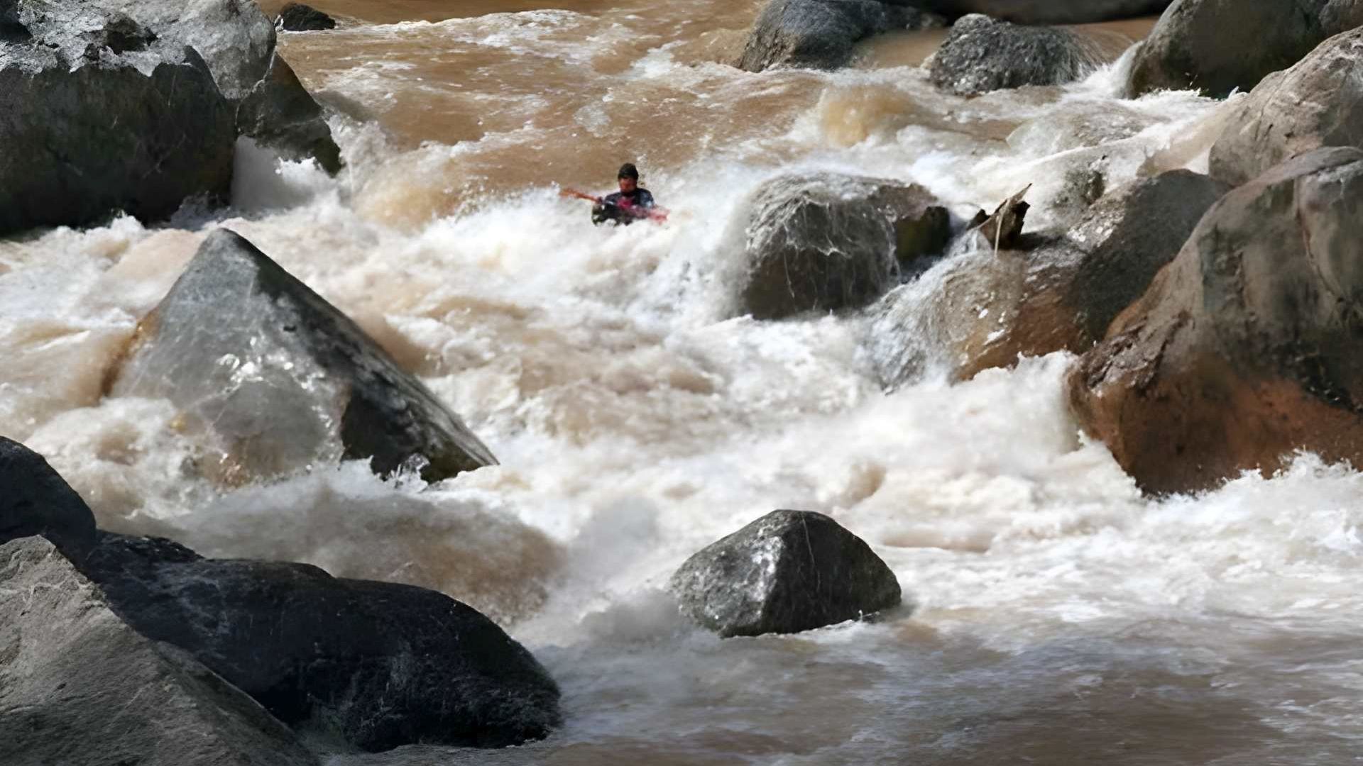 © Christoph S. 22.5.04 Kajak, Fluss Ermenek, Abschnitt Dumlugöze - Daran WW V nach der unfahrbaren Klamm