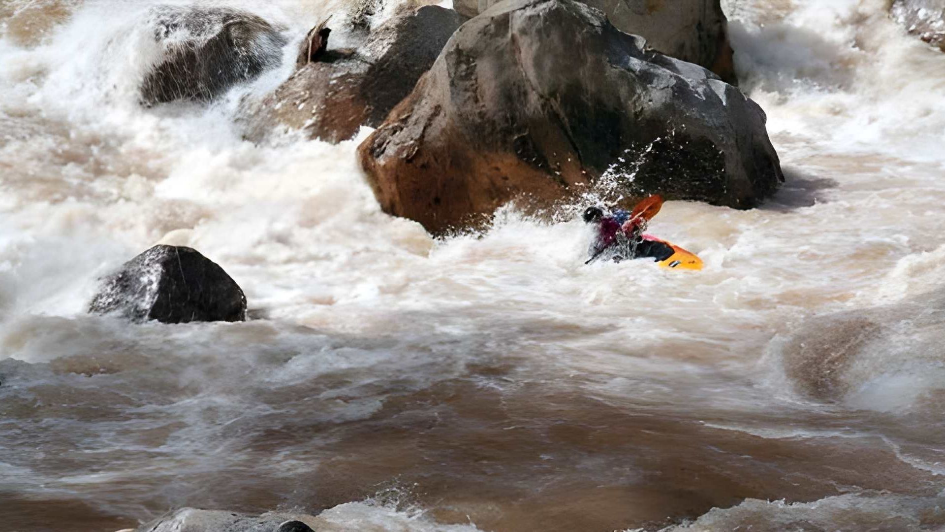© Christoph S. 22.5.04 Kajak, Fluss Ermenek, Abschnitt Dumlugöze - Daran inmitten unterspülter Felsmurmeln und gefräßiger Walzen