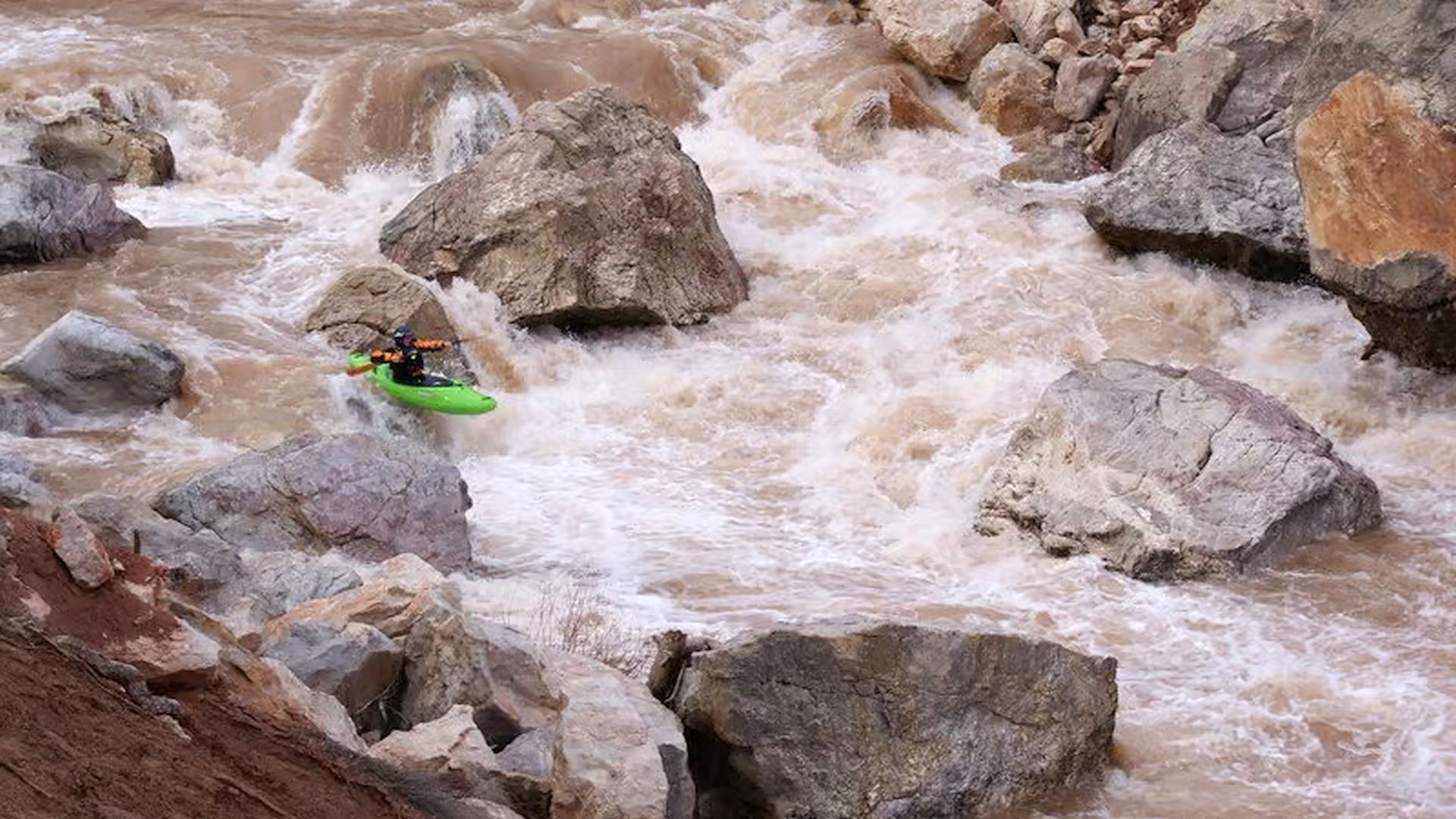 © Christoph S. 26.10.09 Kajak, Fluss Gevne, Abschnitt Camici - Karapinar (Standardstrecke) Boof ins Gebrodel
