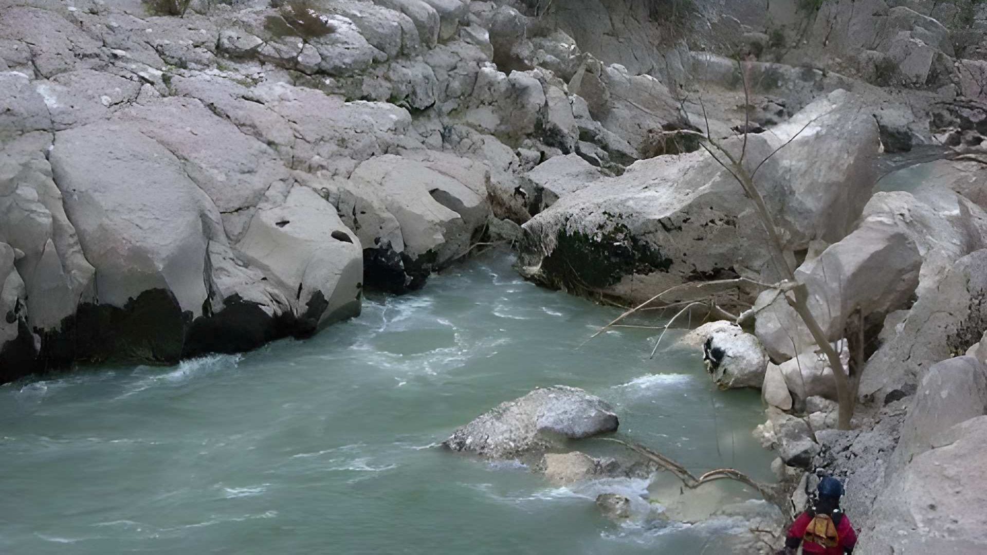 Kajak, Fluss Köprü, Abschnitt Caltepe Canyon der flussbreite Siphon leitet die Tragestrecke ein 