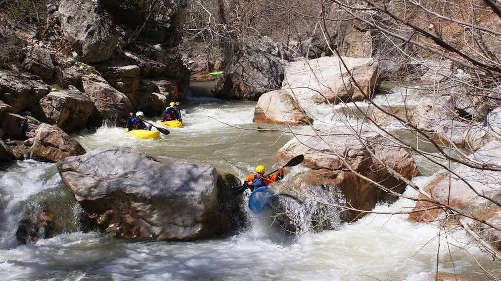 © Christoph S. 22.10.09 Kajak, Fluss Körkün, Abschnitt Kamisli - Klammende (Durchbruch) technischer Boulder Slalom