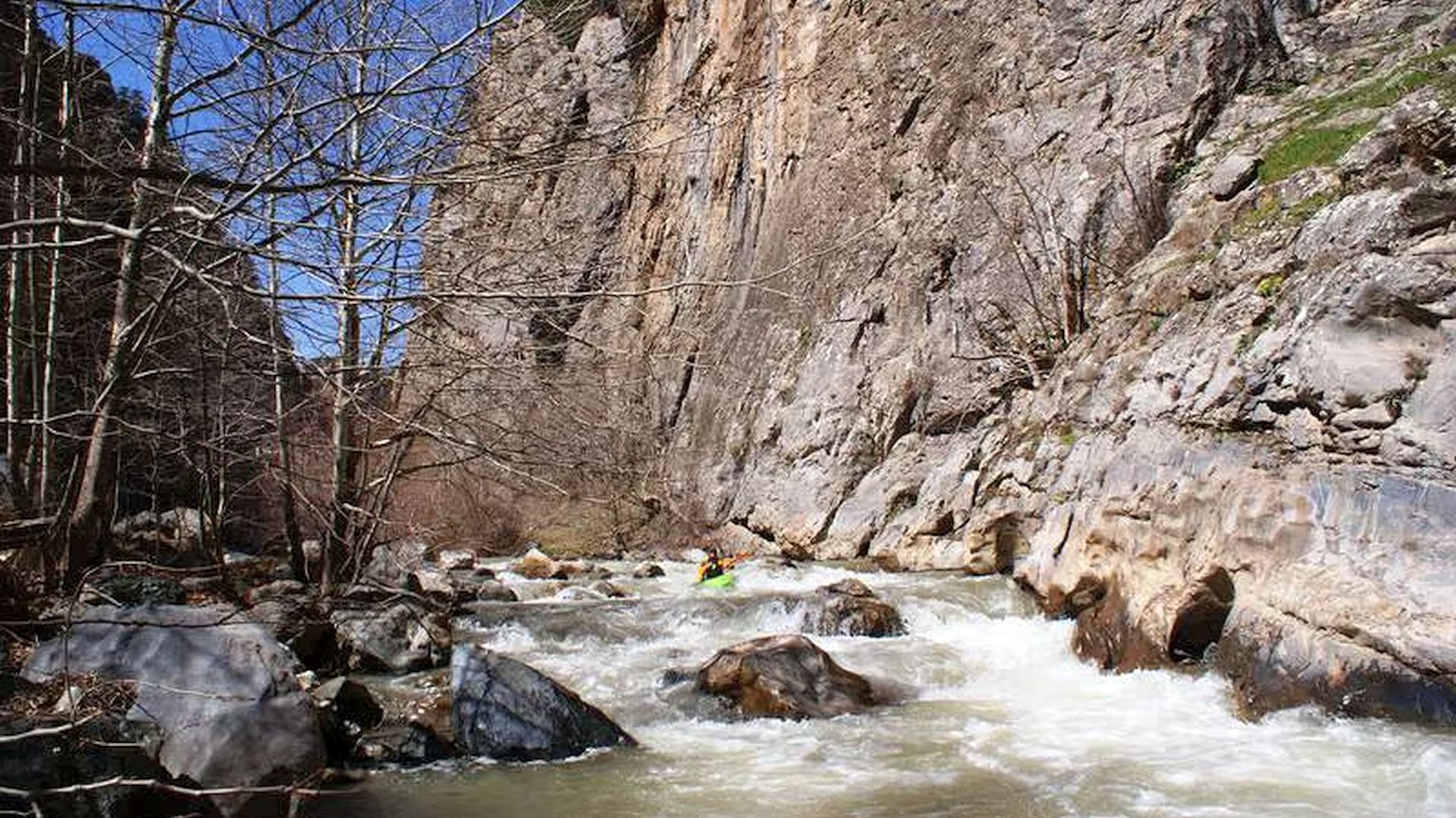 © Christoph S. 22.10.09 Kajak, Fluss Körkün, Abschnitt Kamisli - Klammende (Durchbruch) übersichtliche Schwälle vor großer Kulisse