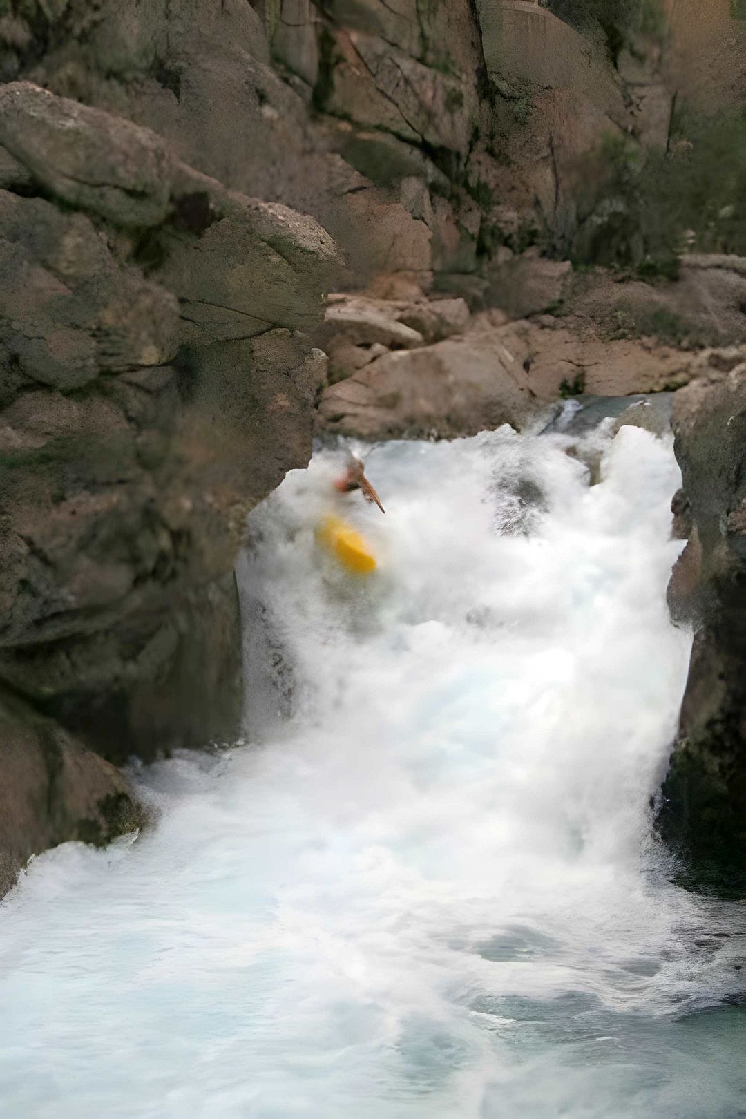 Kajak, Fluss Manavgat, Abschnitt Waldschlucht (rechter Quellbach) steckgefährliche Stufe kurz nach dem Start 