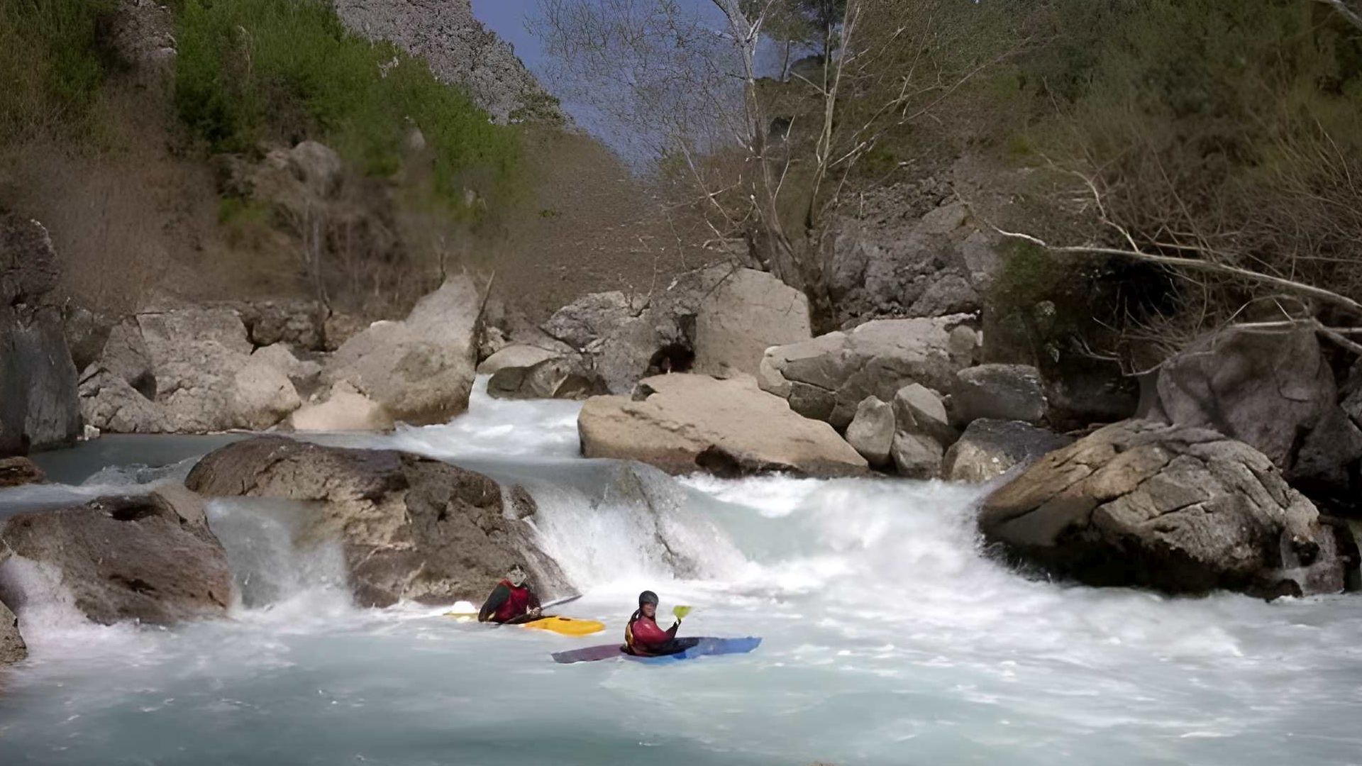 © Christoph S. 21.12.04 Kajak, Fluss Manavgat, Abschnitt Üzümdere Schlucht Ende des langen Kataraktes vor dem Schluchtbeginn