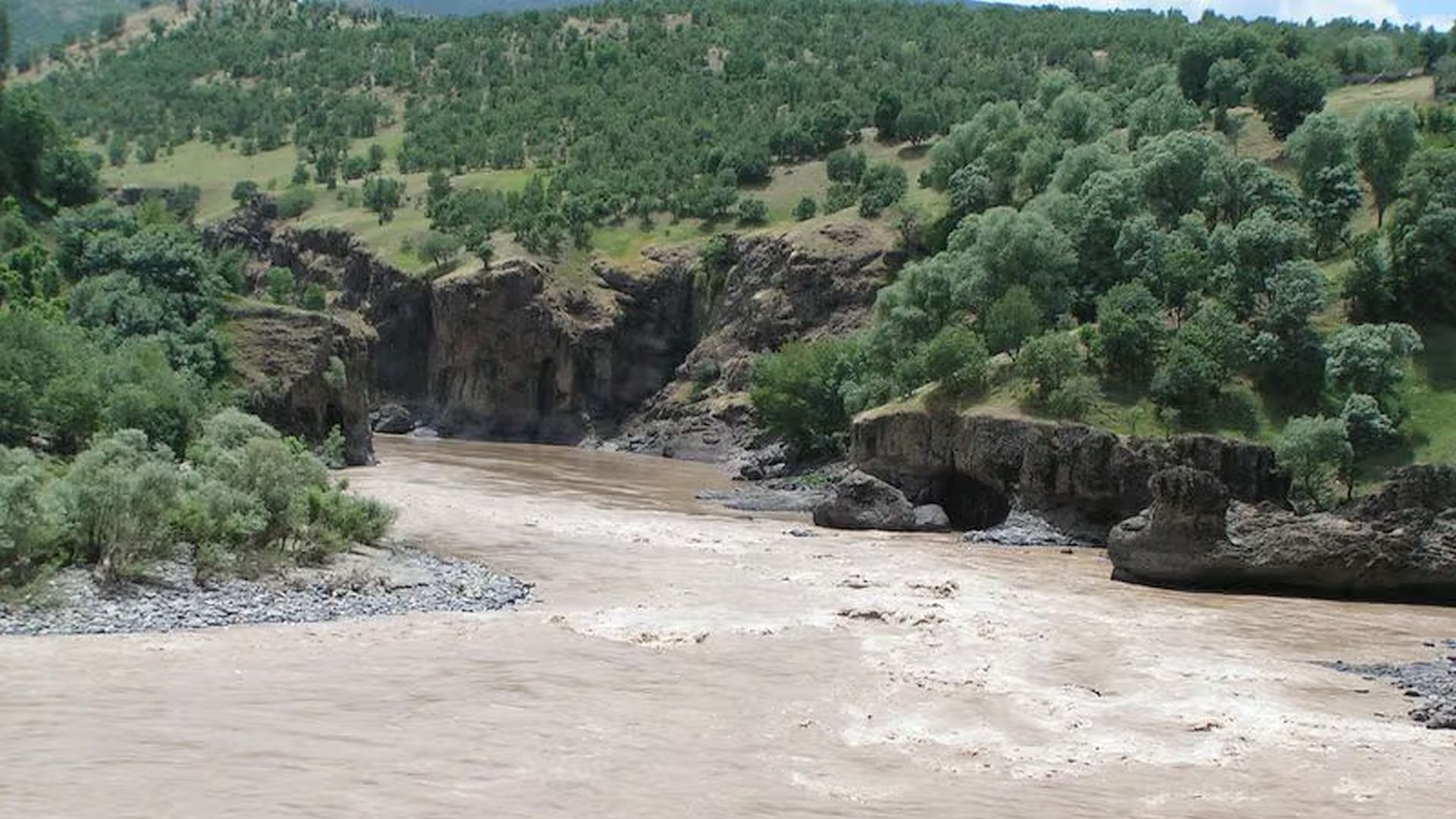 Kajak, Fluss Murat, Abschnitt Mus - Palu wuchtige, mäßig schwere Schwälle ohne Verblockung 