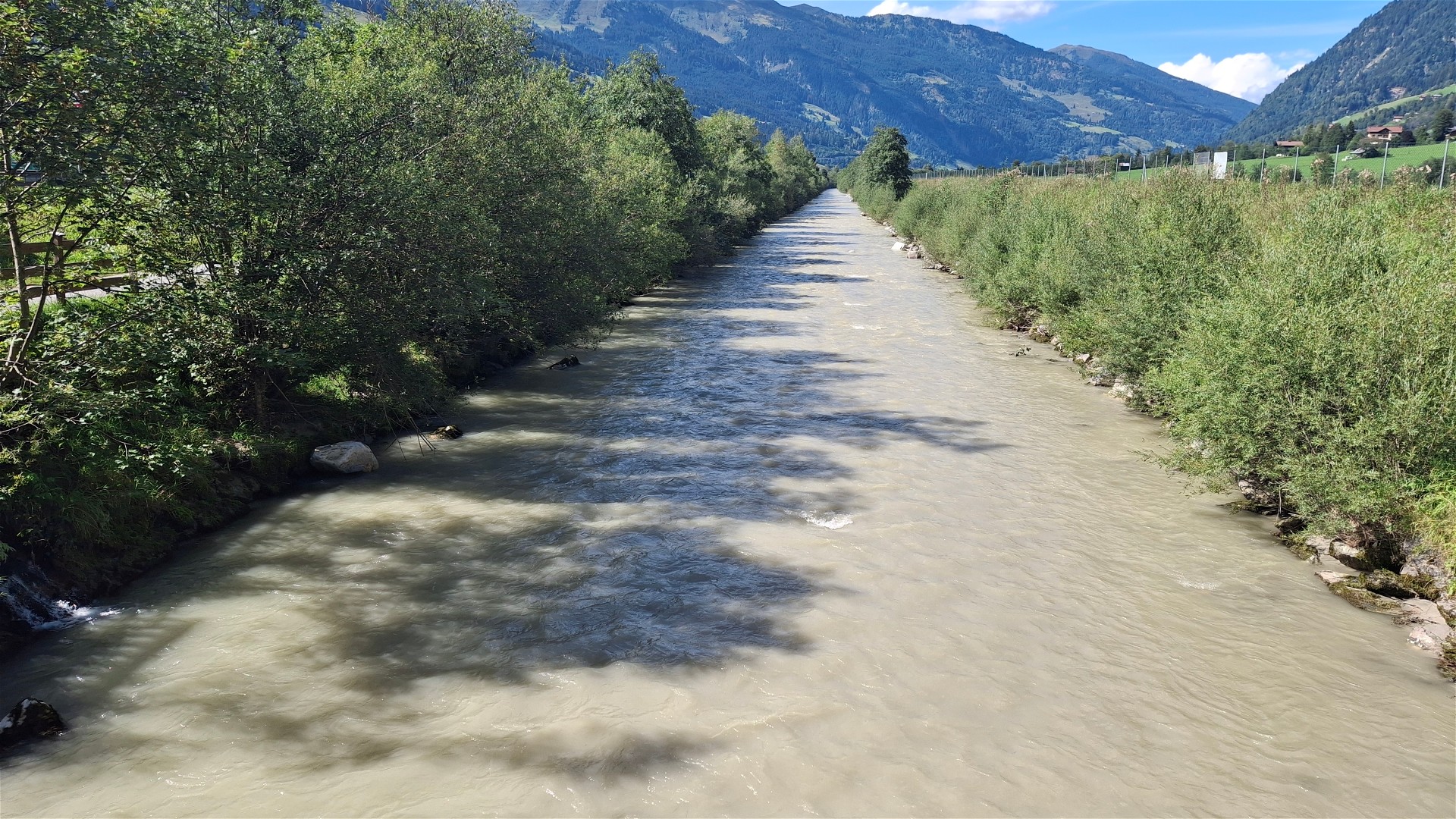 © Thomas R. 26.8.26 Kajak, Fluss Gasteiner Ache, Abschnitt Bad Bruck - Breitenberg kurz begradigt nach Zufahrt Gasteiner Badesee