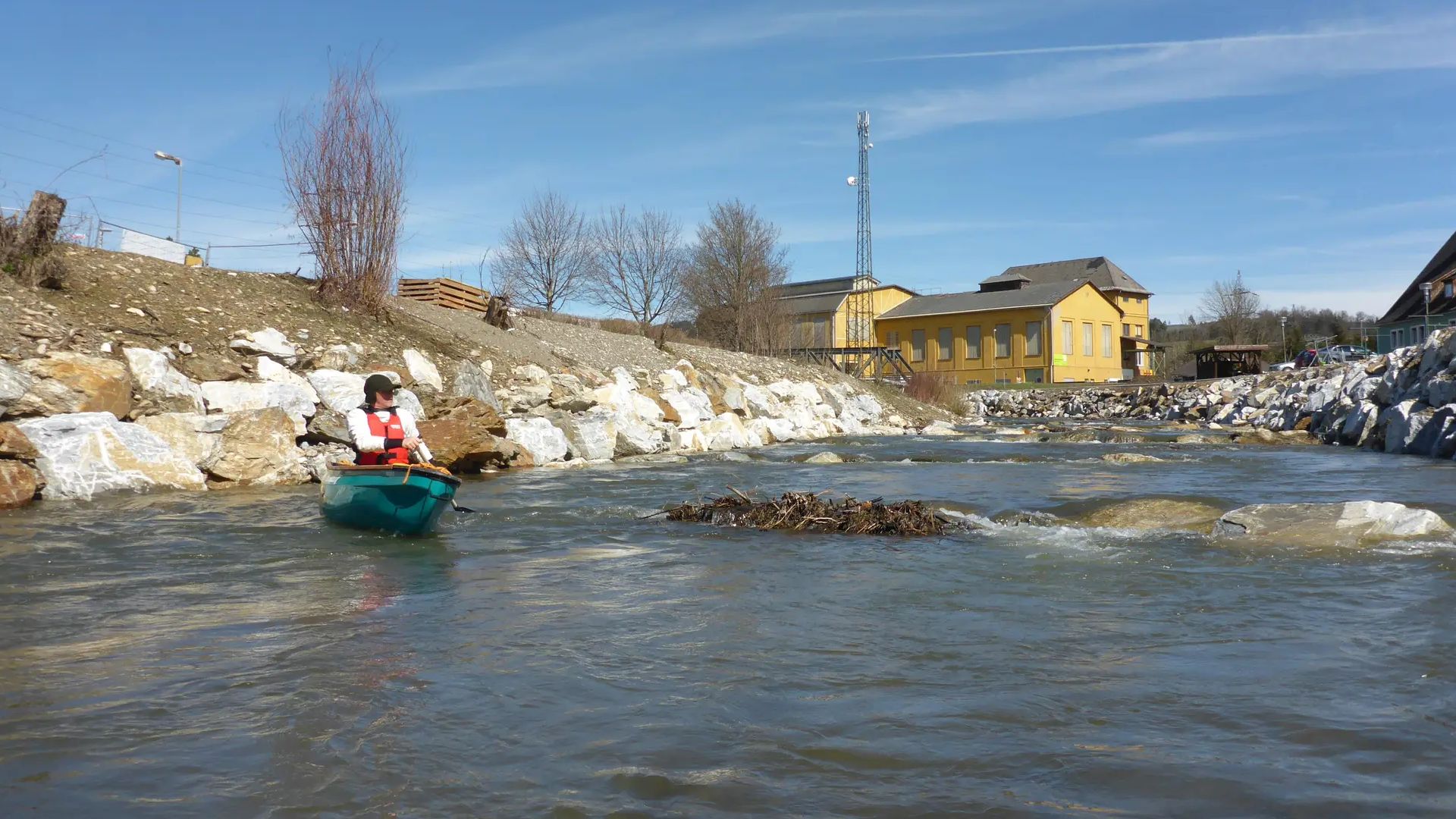 Kajak, Fluss Kainach, Abschnitt Voitsberg - Gaisfeld (Oberlauf) gleich nach dem Einstieg 